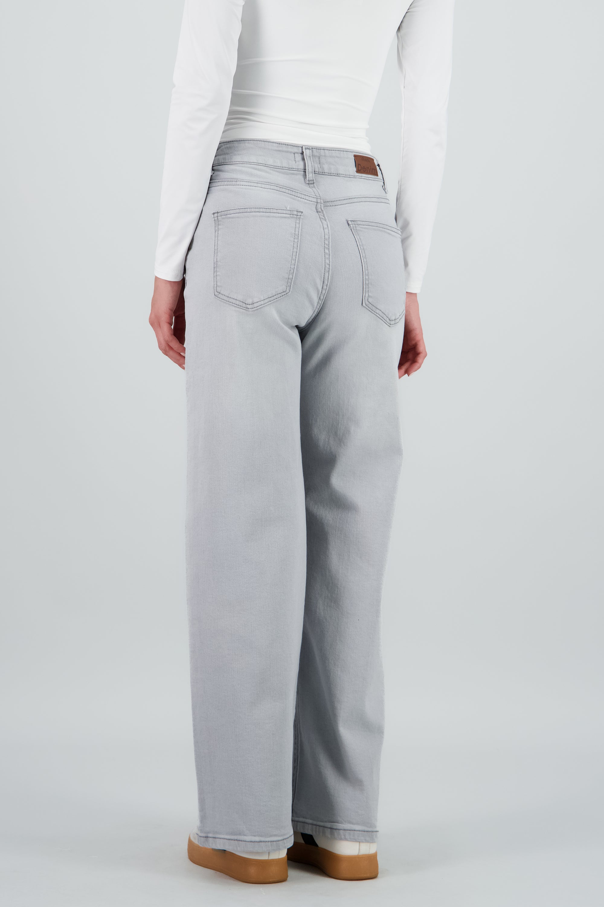 Jeans straight deslavado GRIS