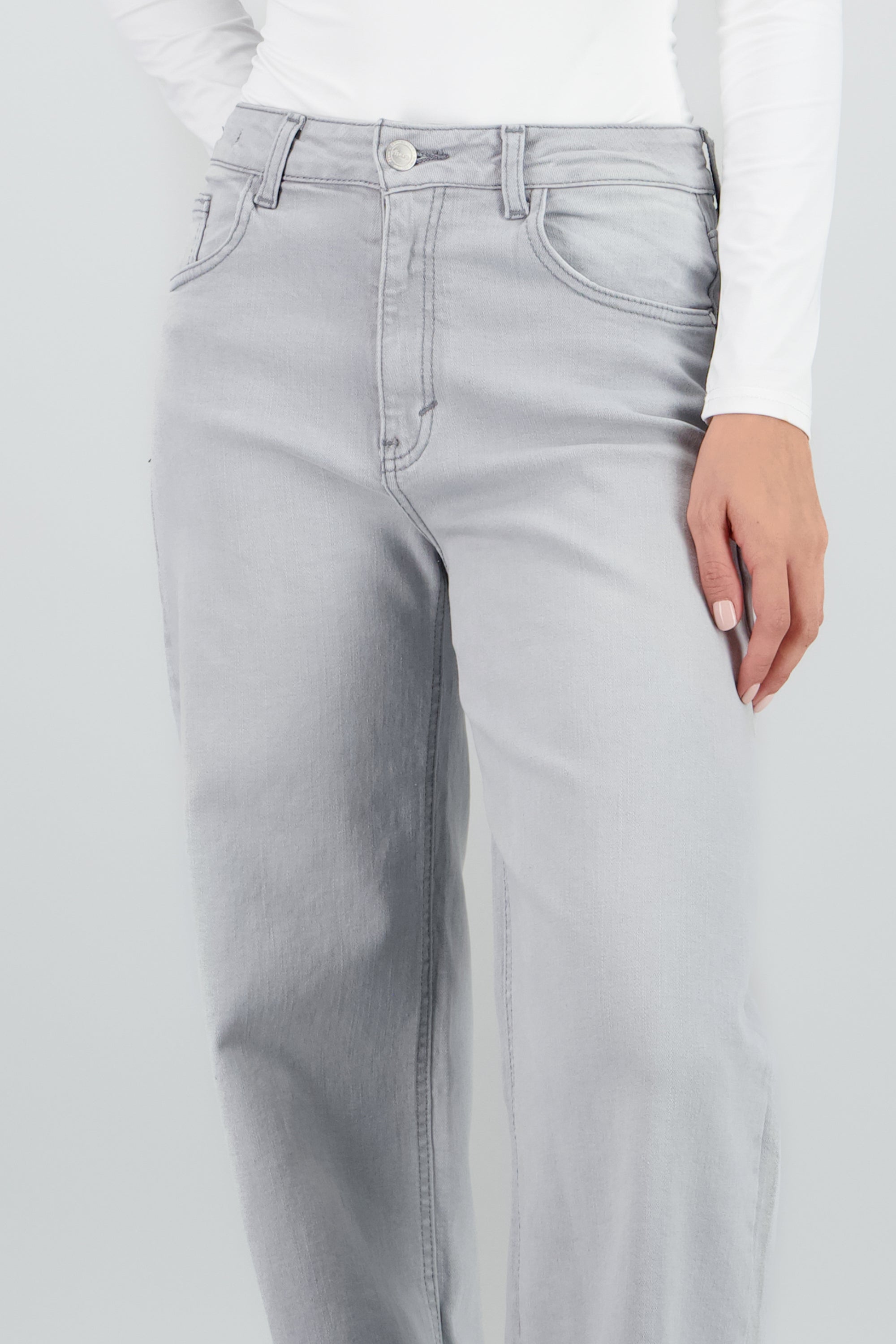 Jeans straight deslavado GRIS