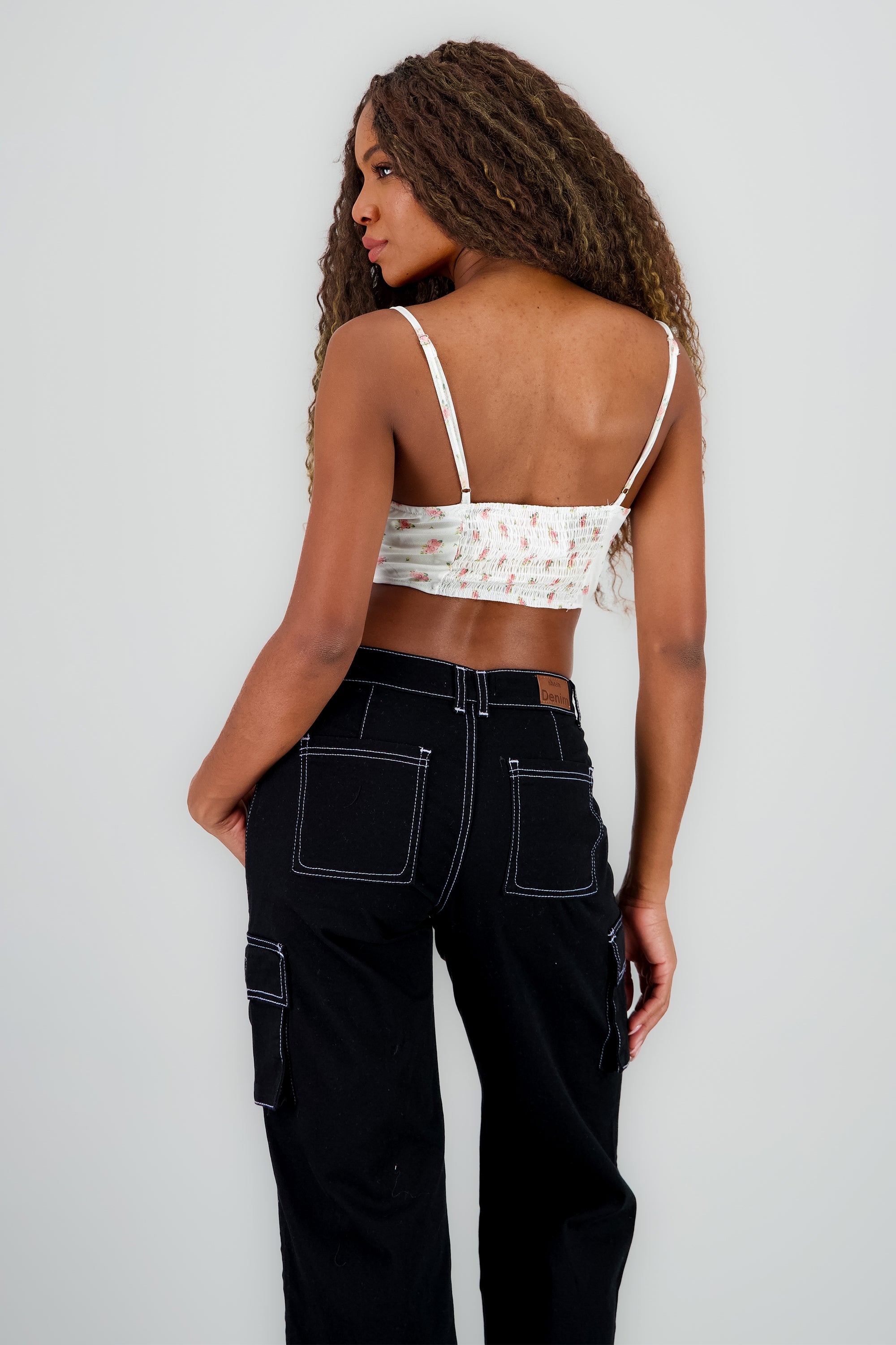 Top con copas de escote cascada con flores