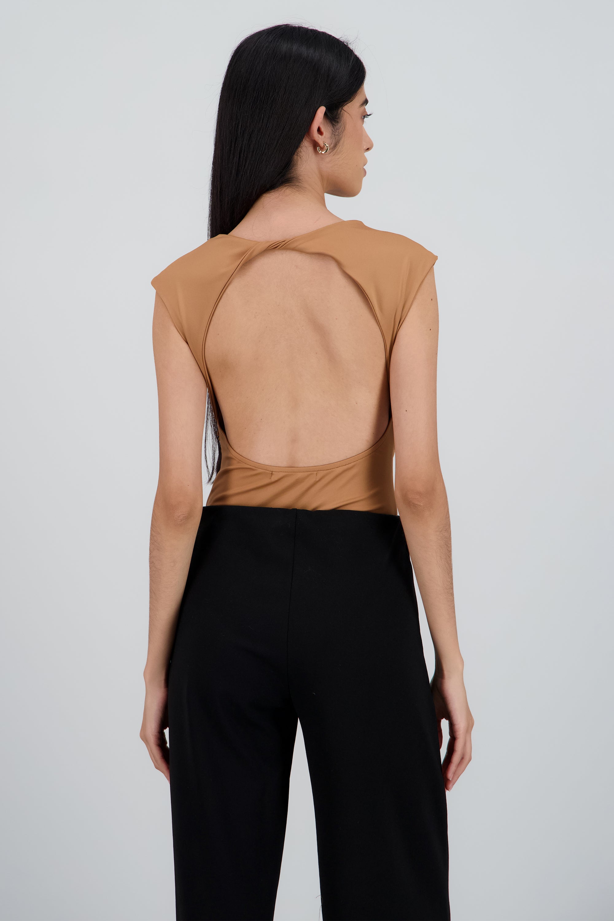 Body manga corta escote espalda CAMELLO