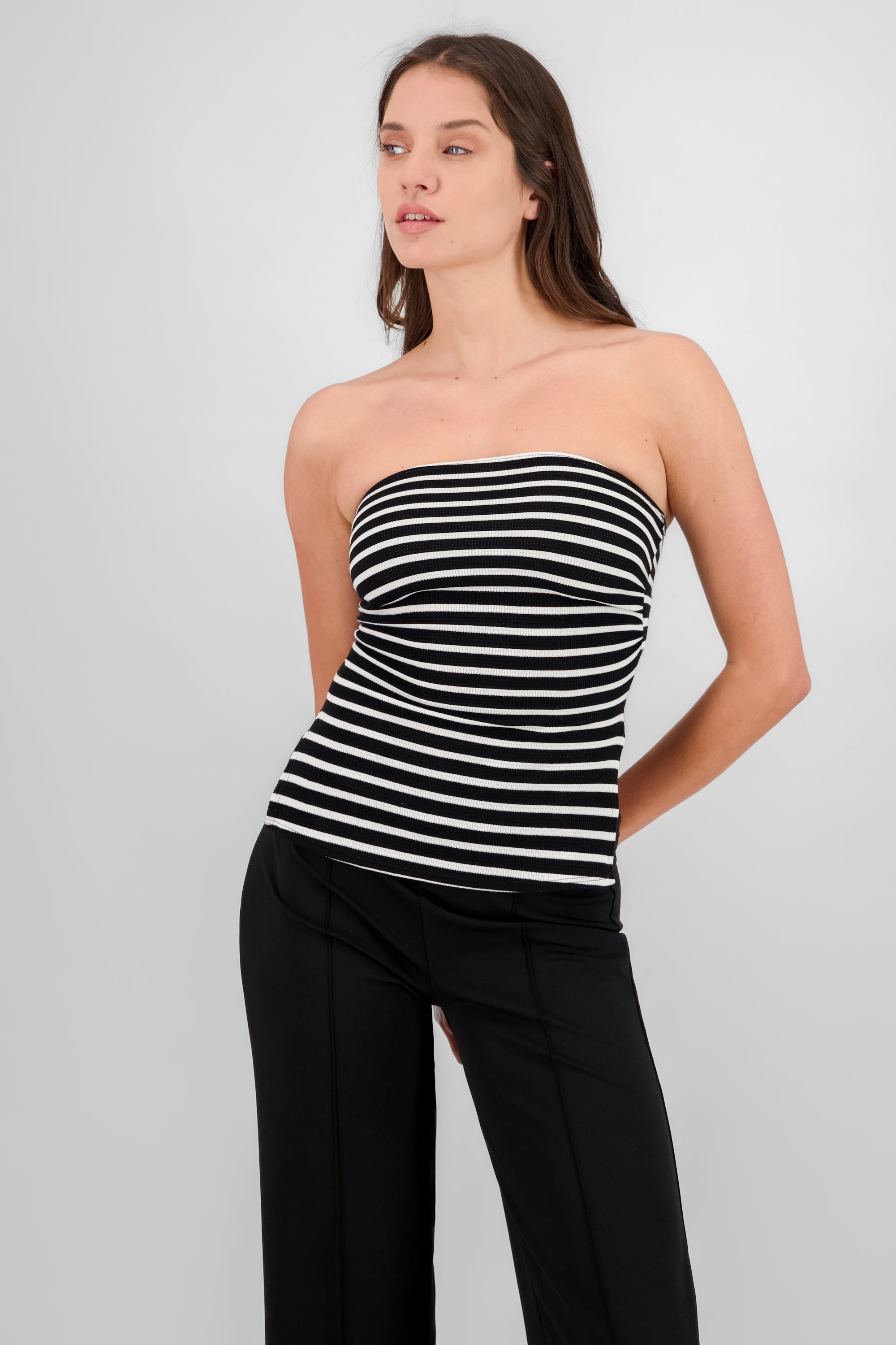 BLACK/WHITE