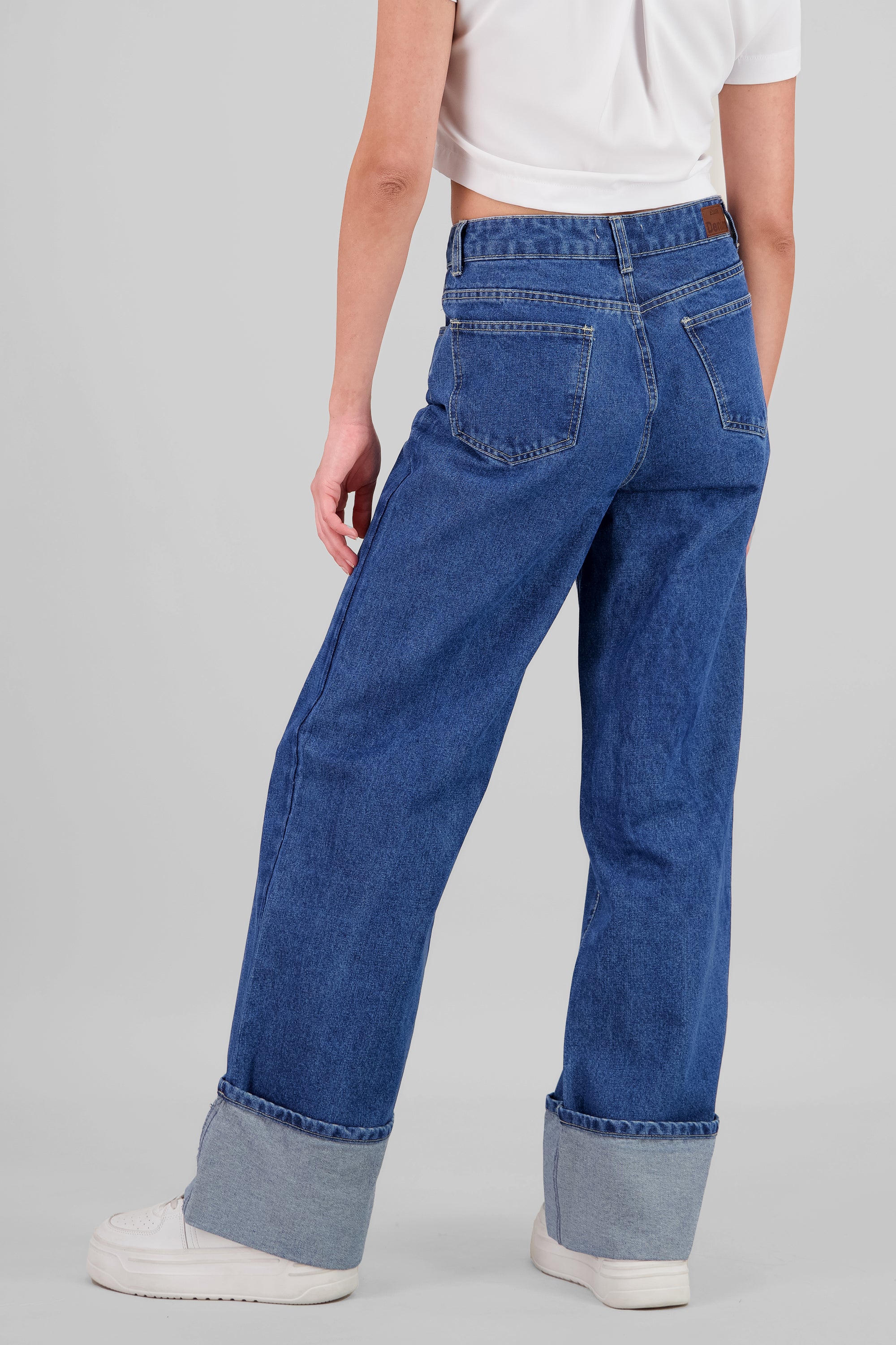 MEDIUM WASH