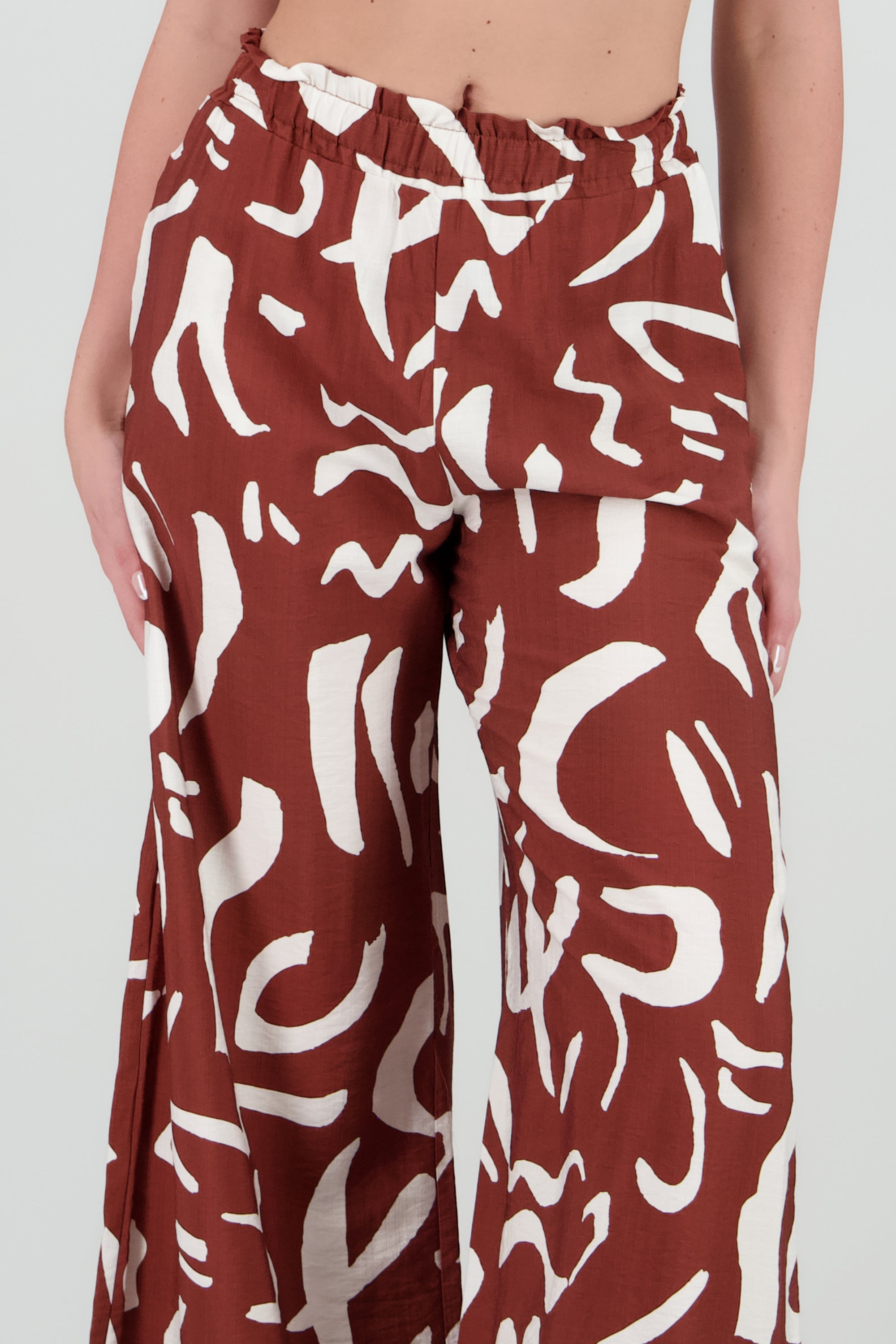Pantalon amplio detalle resorte estampado CAFE COMBO