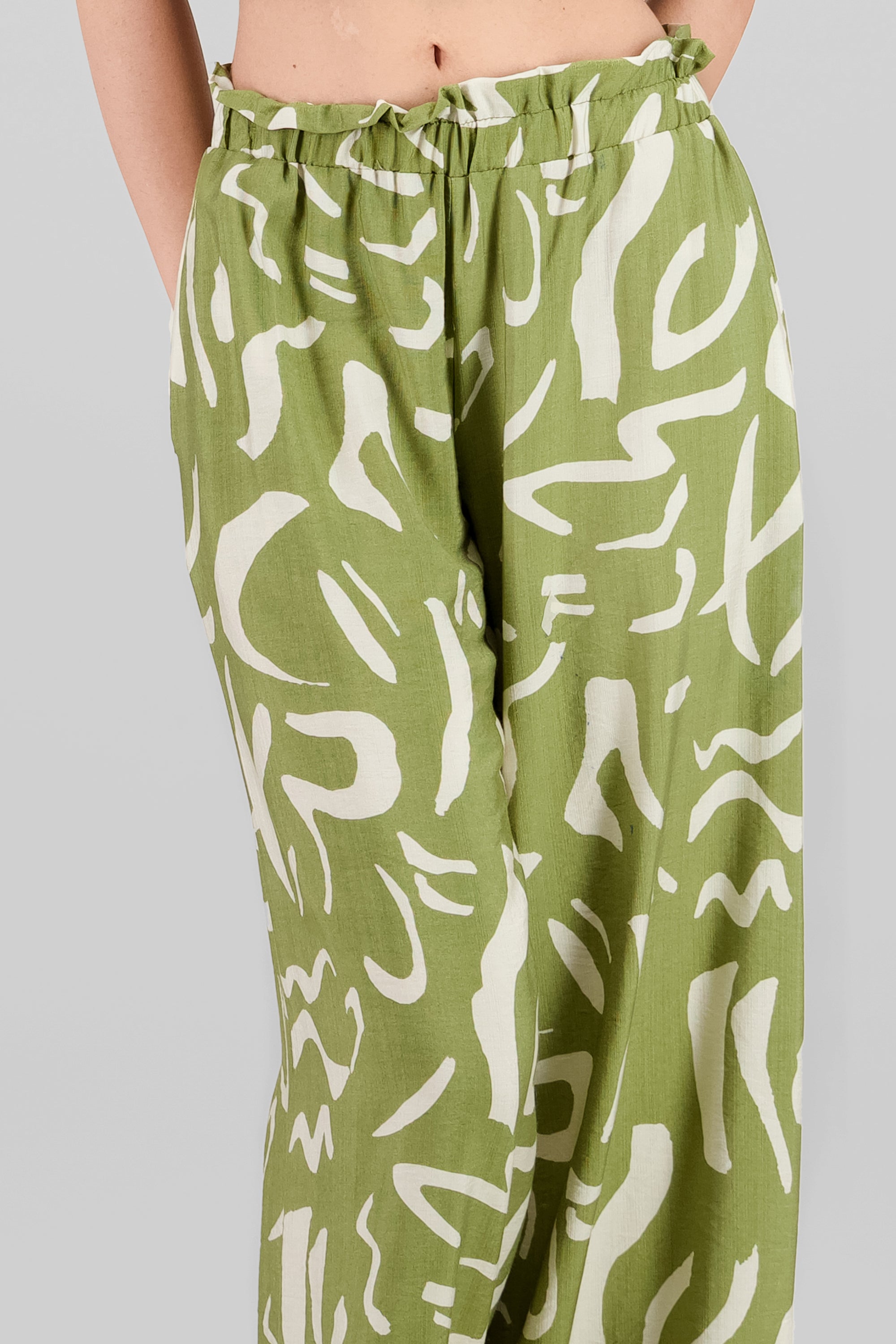 Pantalon amplio detalle resorte estampado VERDE COMBO