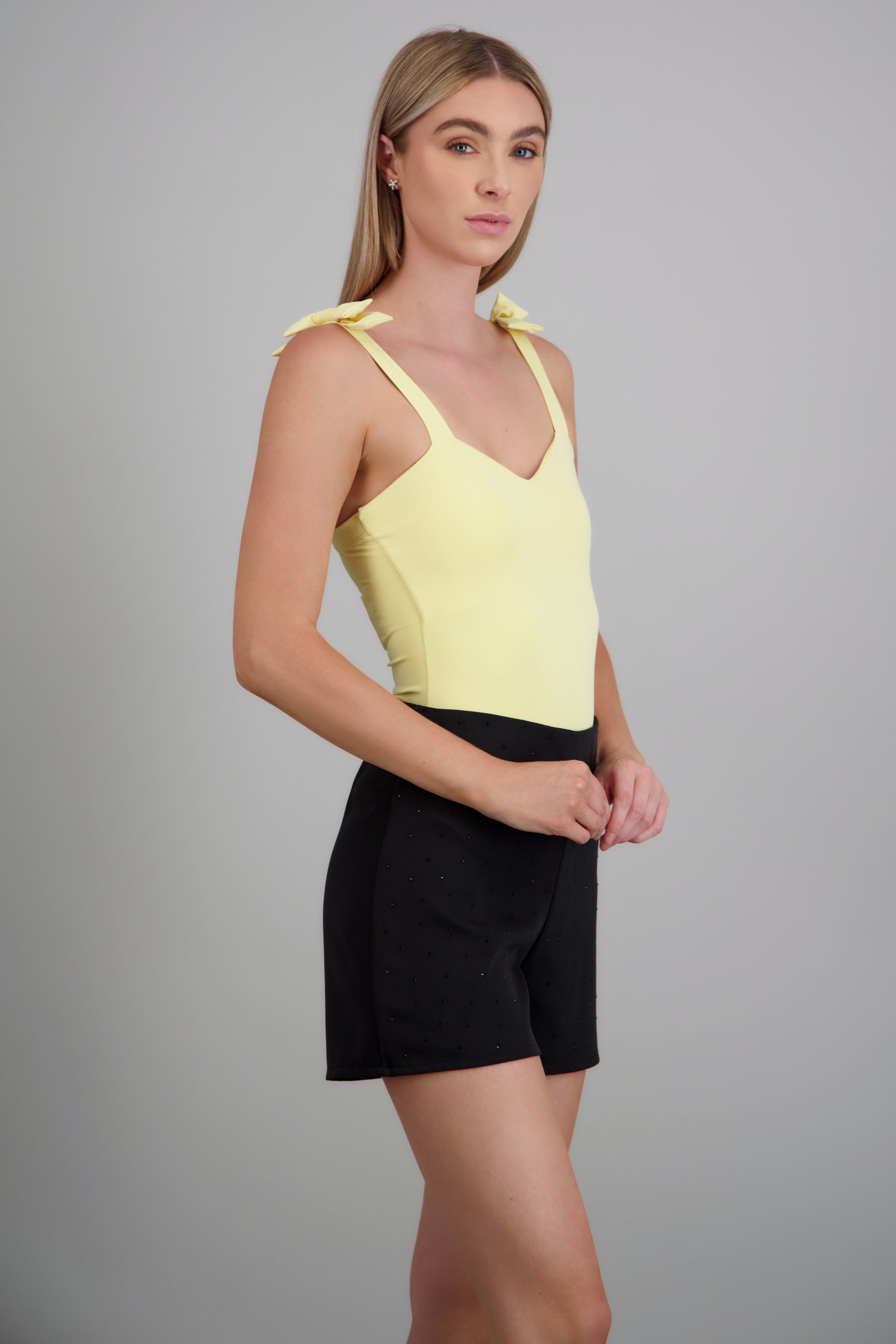 Bodysuit liso con tirante moños MOSTAZA