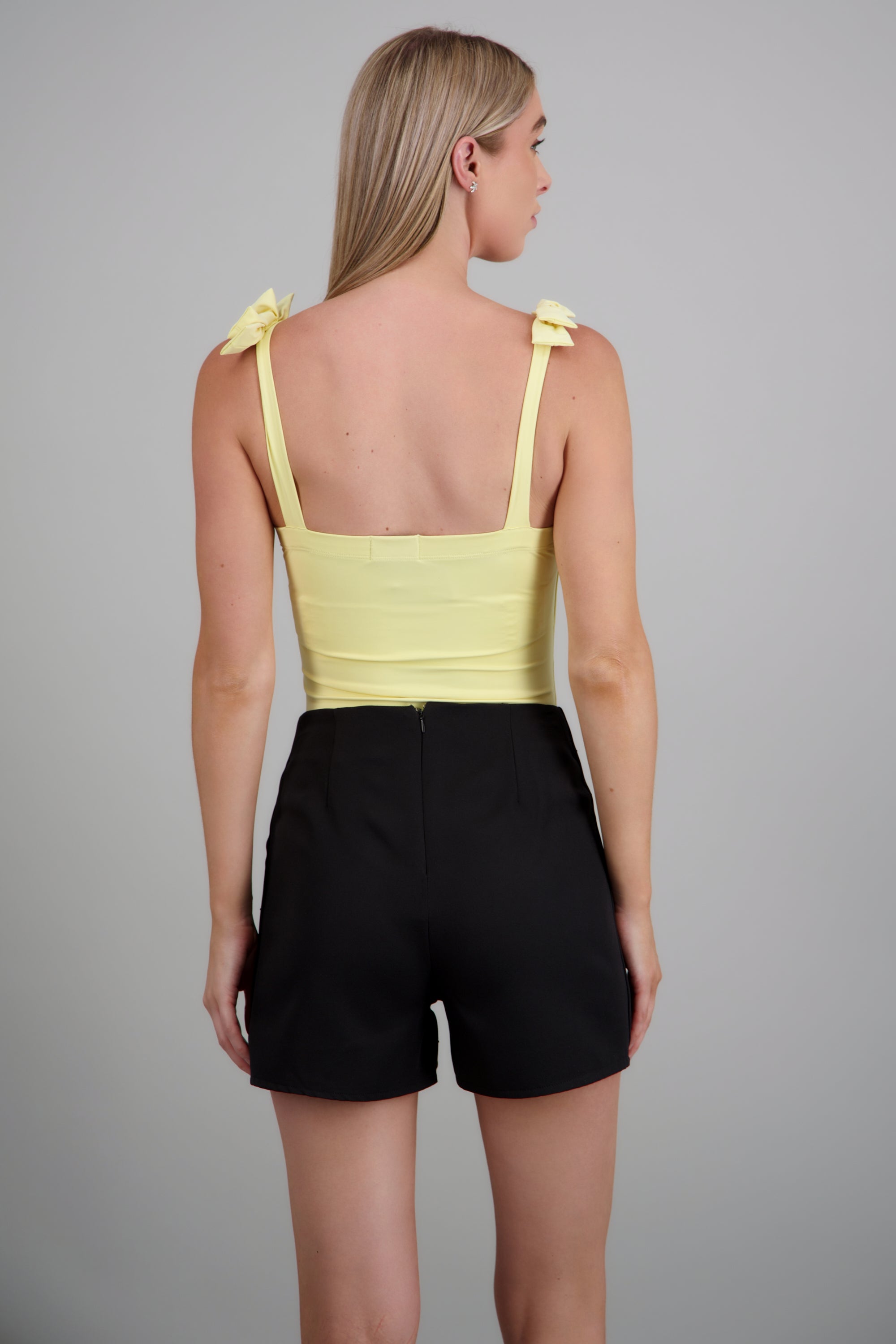 Bodysuit liso con tirante moños MOSTAZA