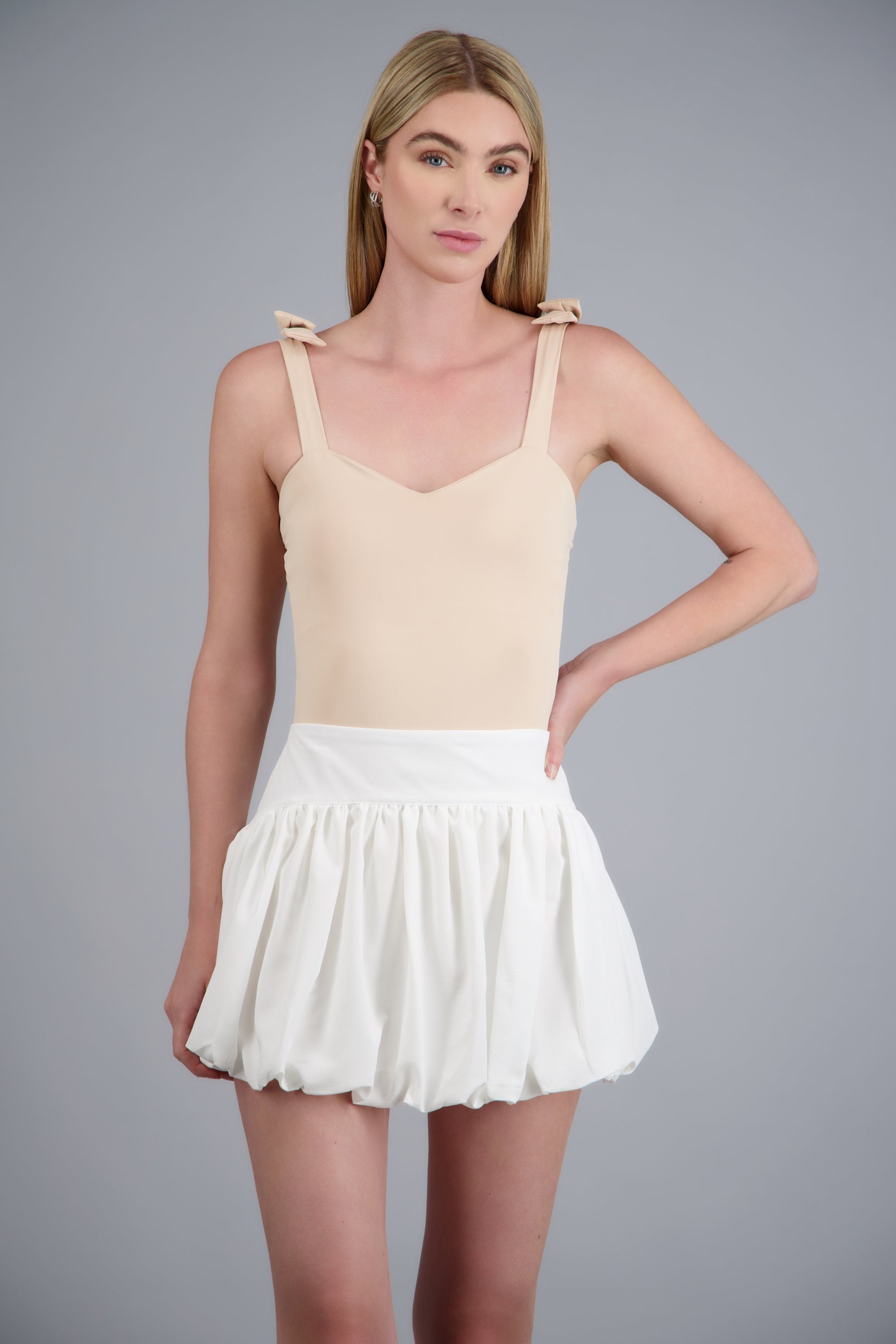 Bodysuit liso con tirante moños BEIGE