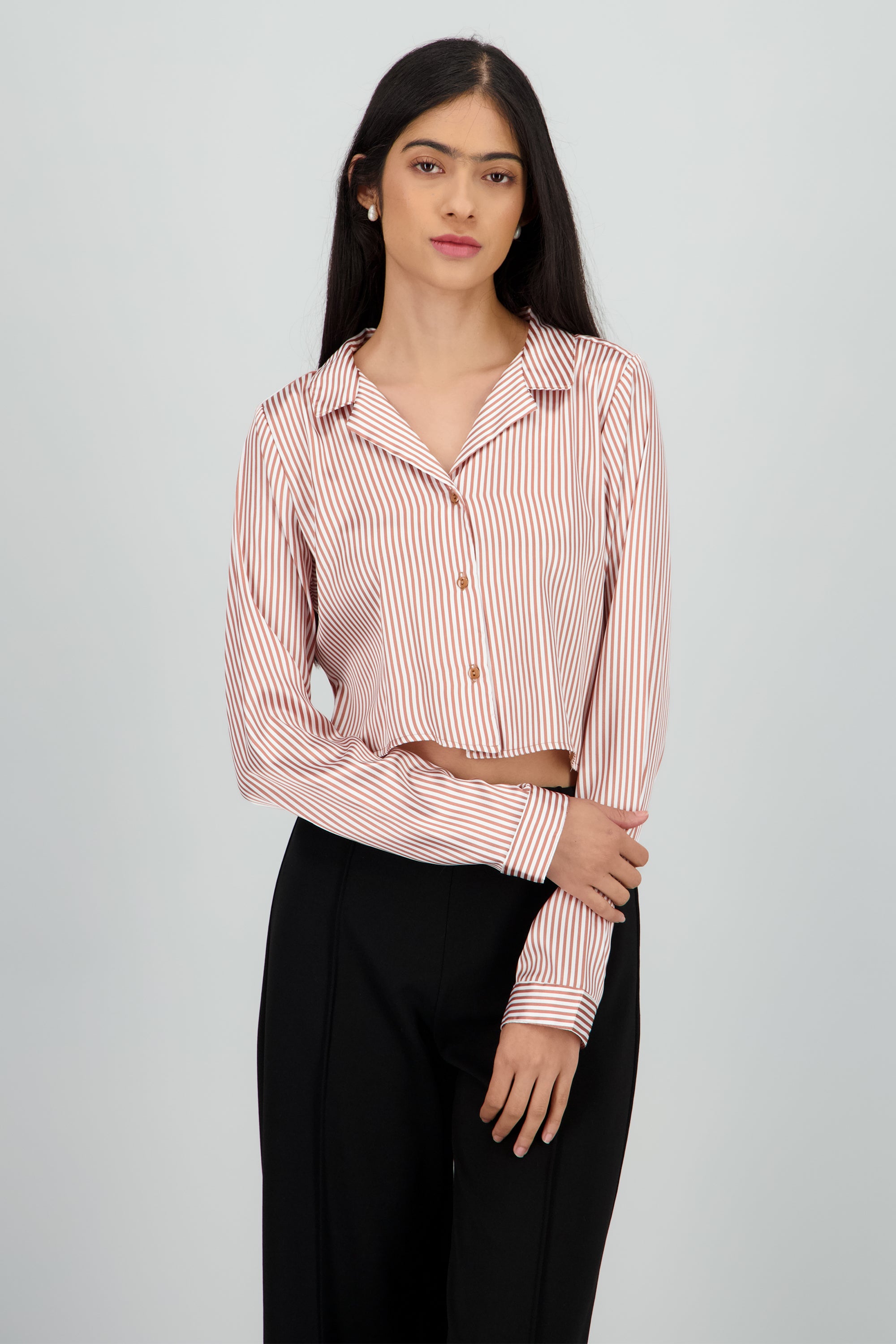Camisa crop manga larga satinada CAFE COMBO