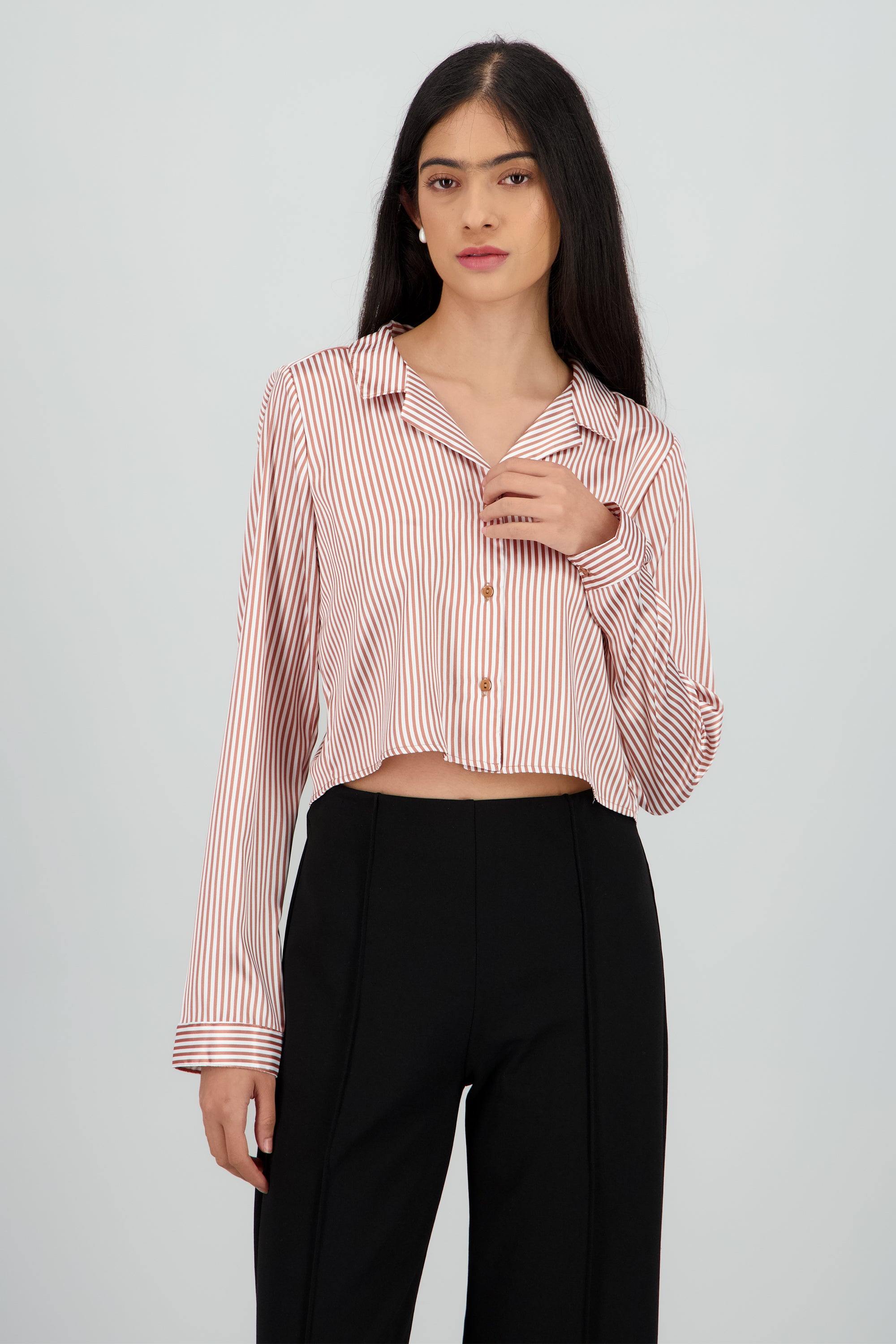 Camisa crop manga larga satinada CAFE COMBO