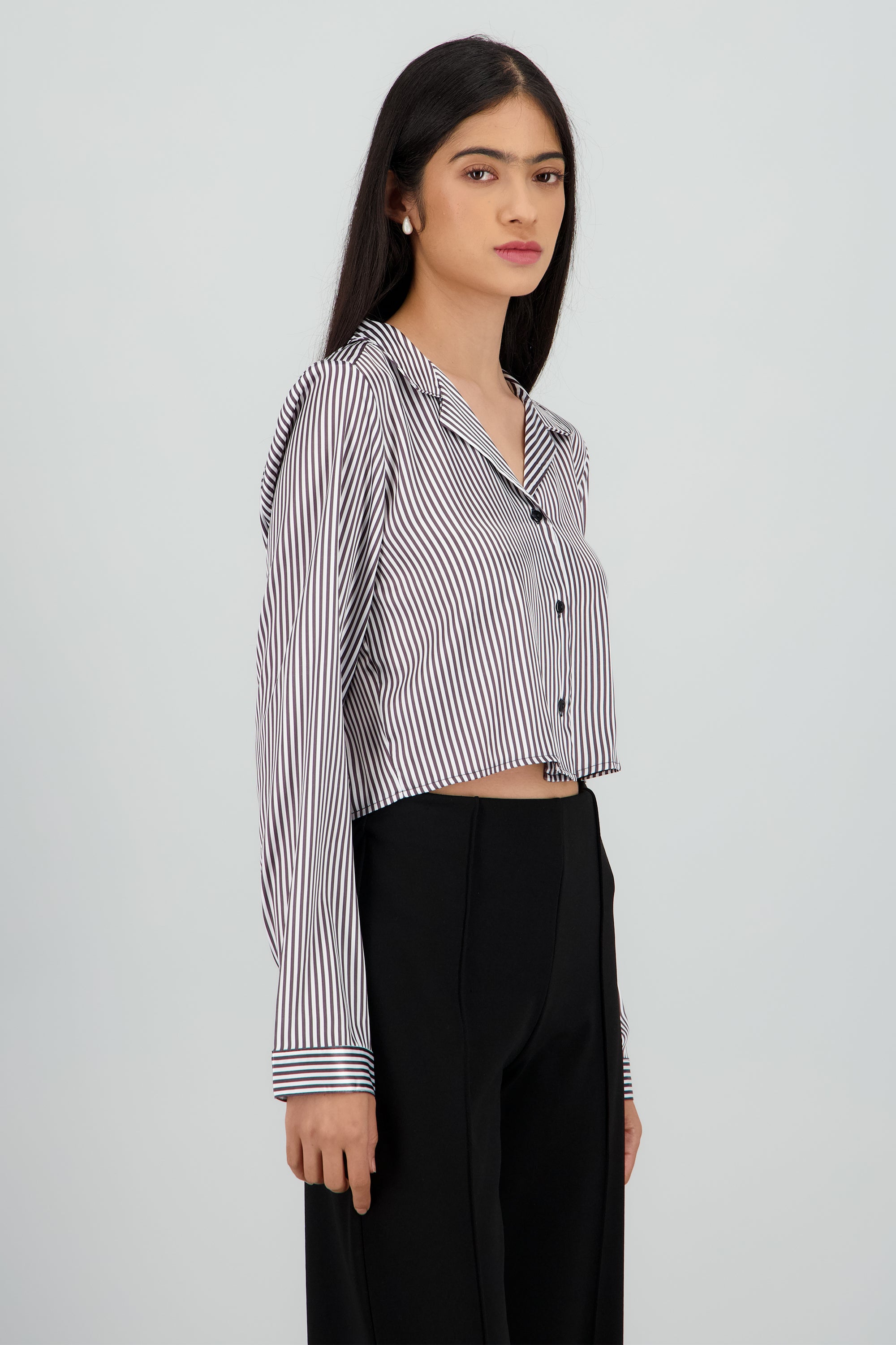 Camisa crop manga larga satinada GRIS COMBO