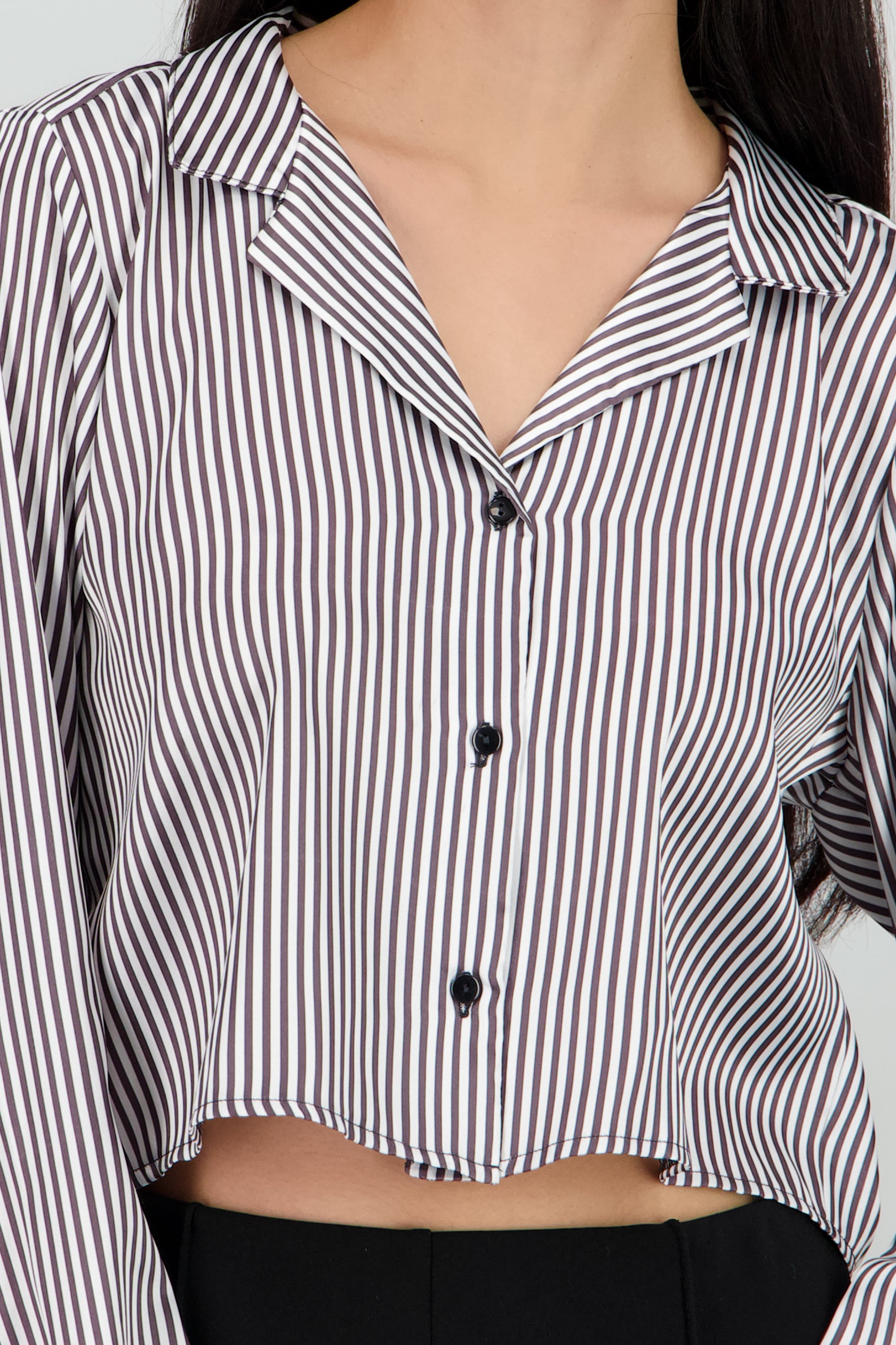 Camisa crop manga larga satinada GRIS COMBO