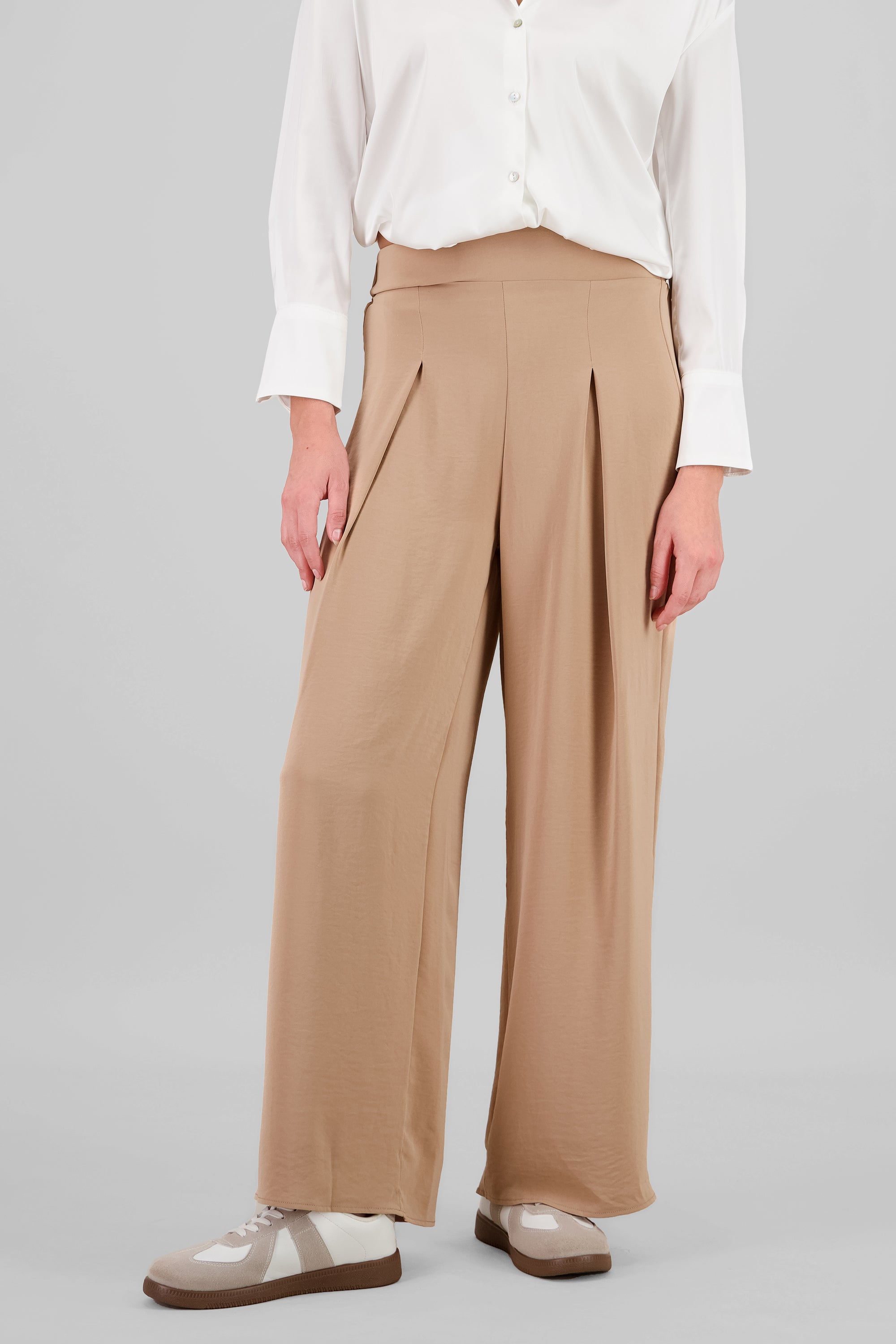 Pantalon amplio detalle pinza liso