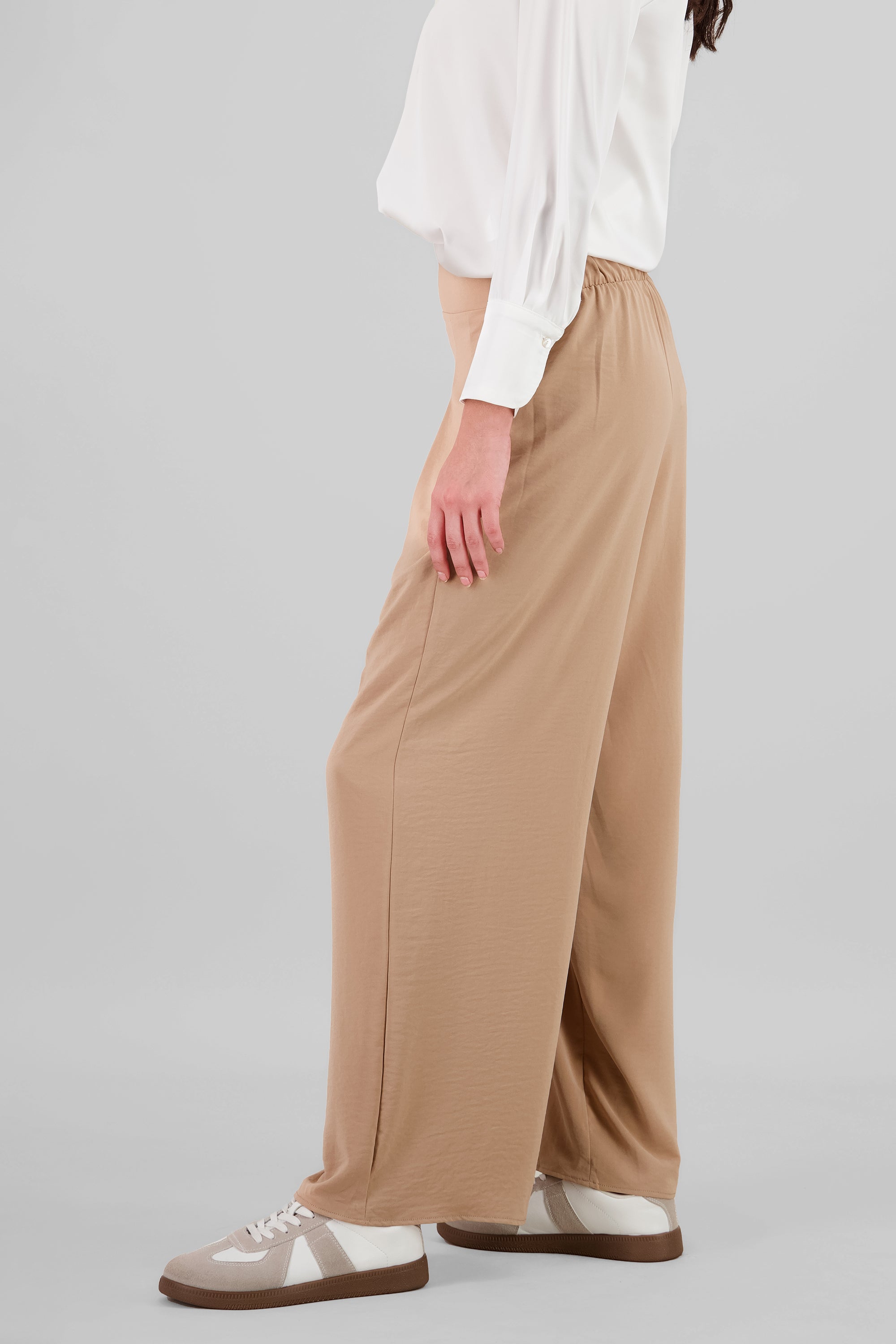 Pantalon amplio detalle pinza liso
