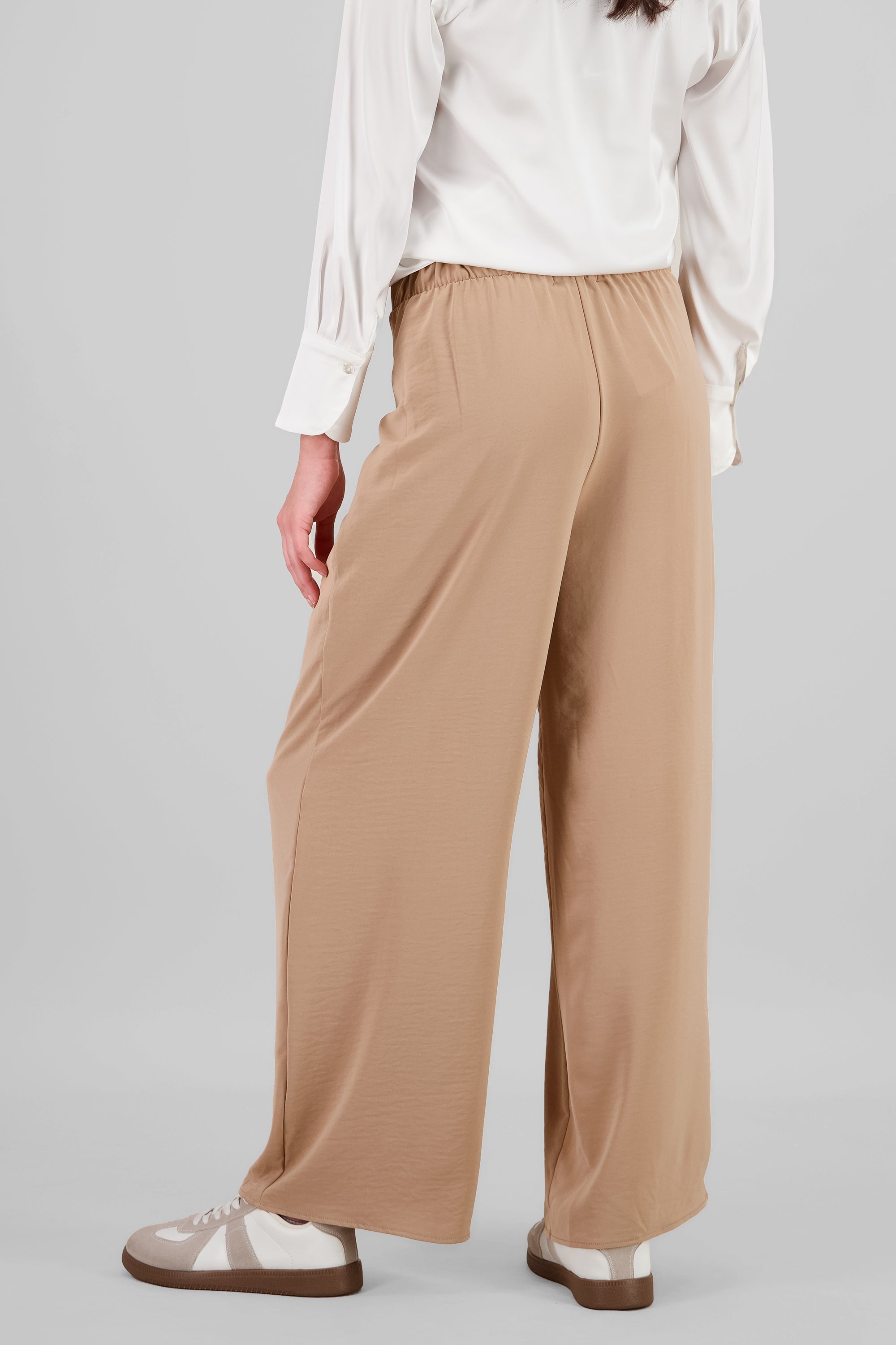 Pantalon amplio detalle pinza liso