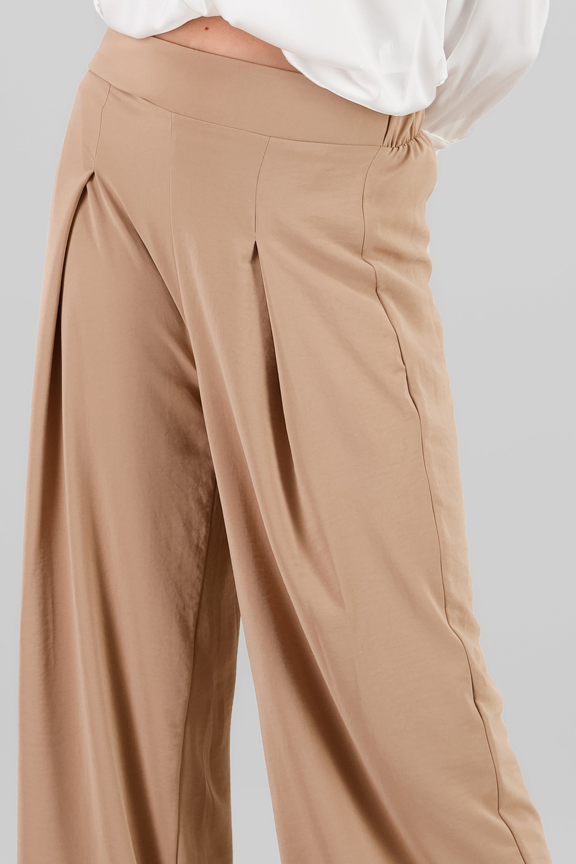 Pantalón amplio detalle pinza liso KHAKI