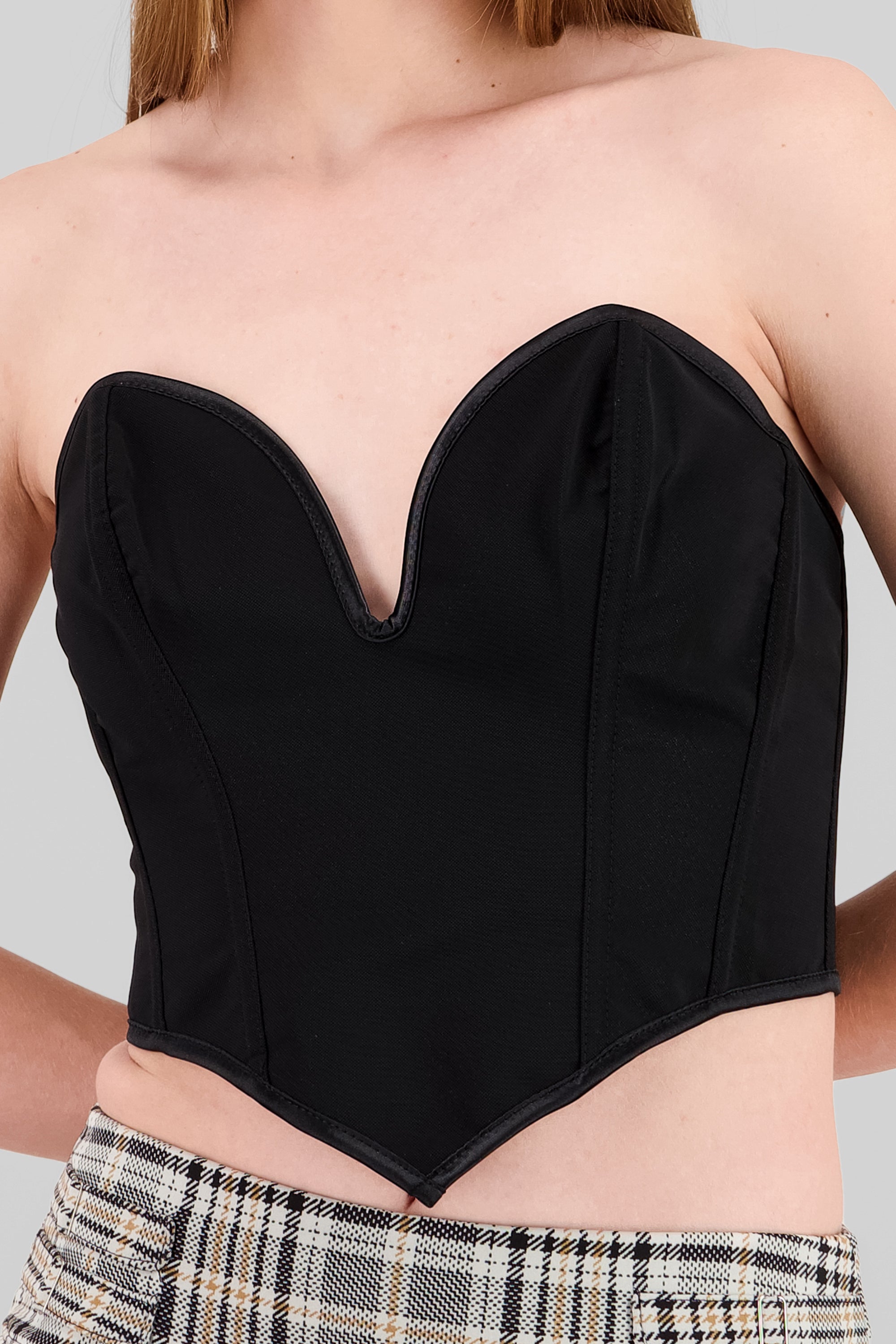Corset detalle abertura escote