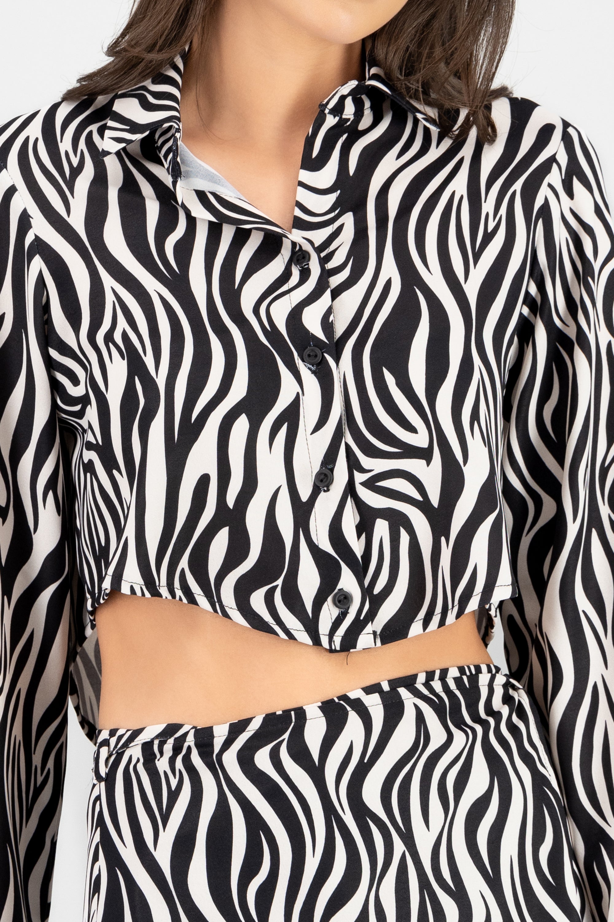 Camisa crop animal print z NEGRO COMBO