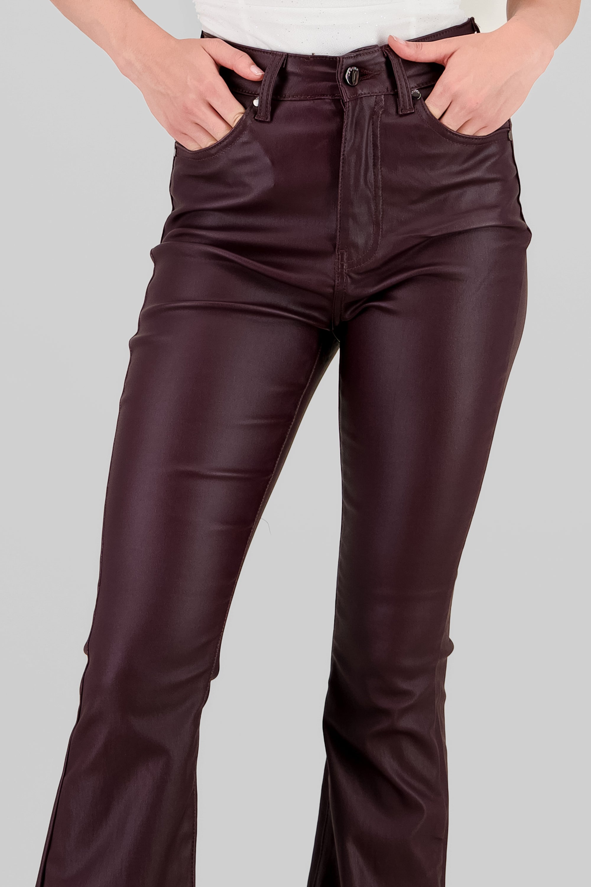 PANTALON EFECTO PIEL BOOTCUT VINO