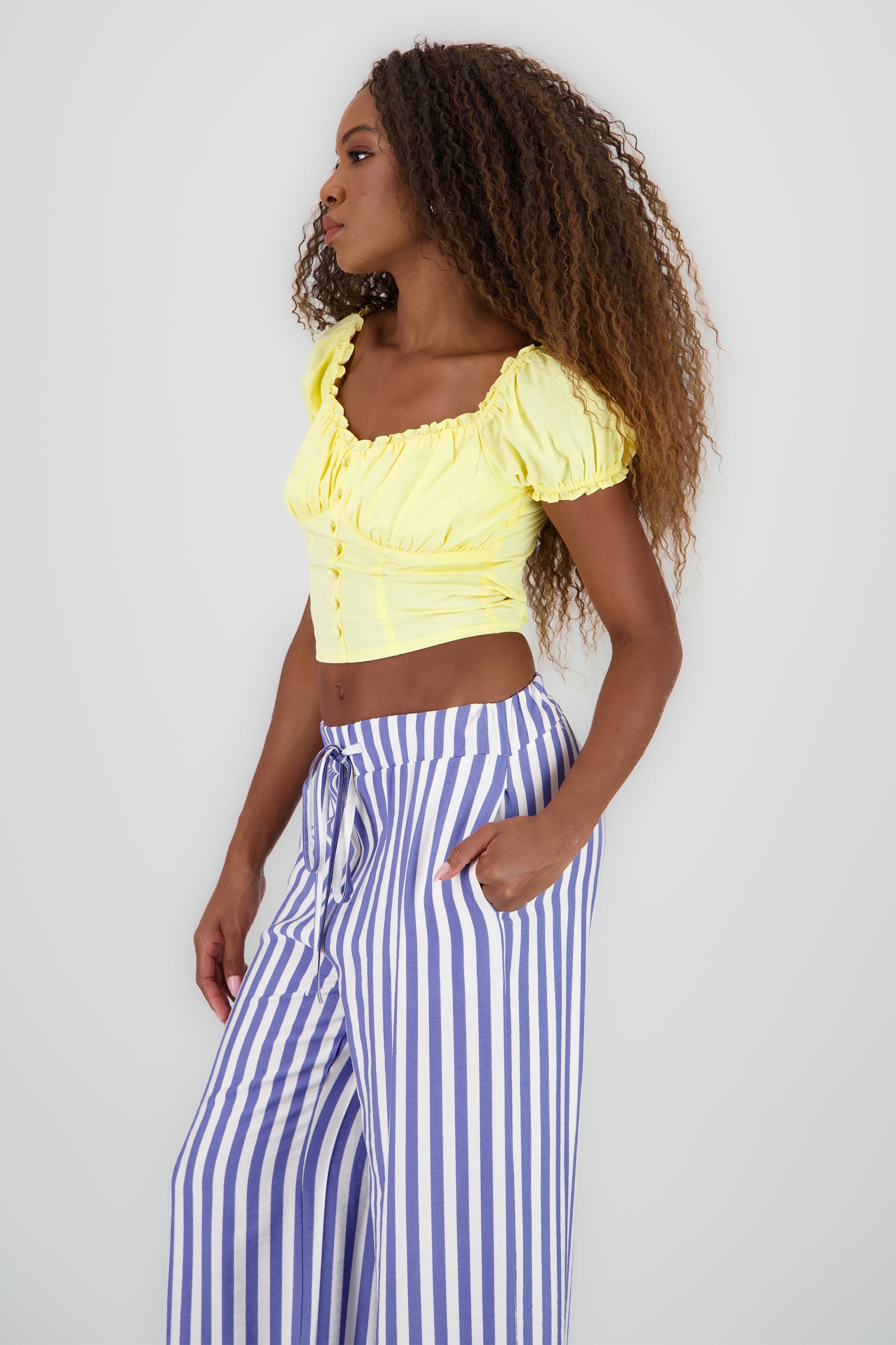 Camisa con pinzas y mangas abullonadas