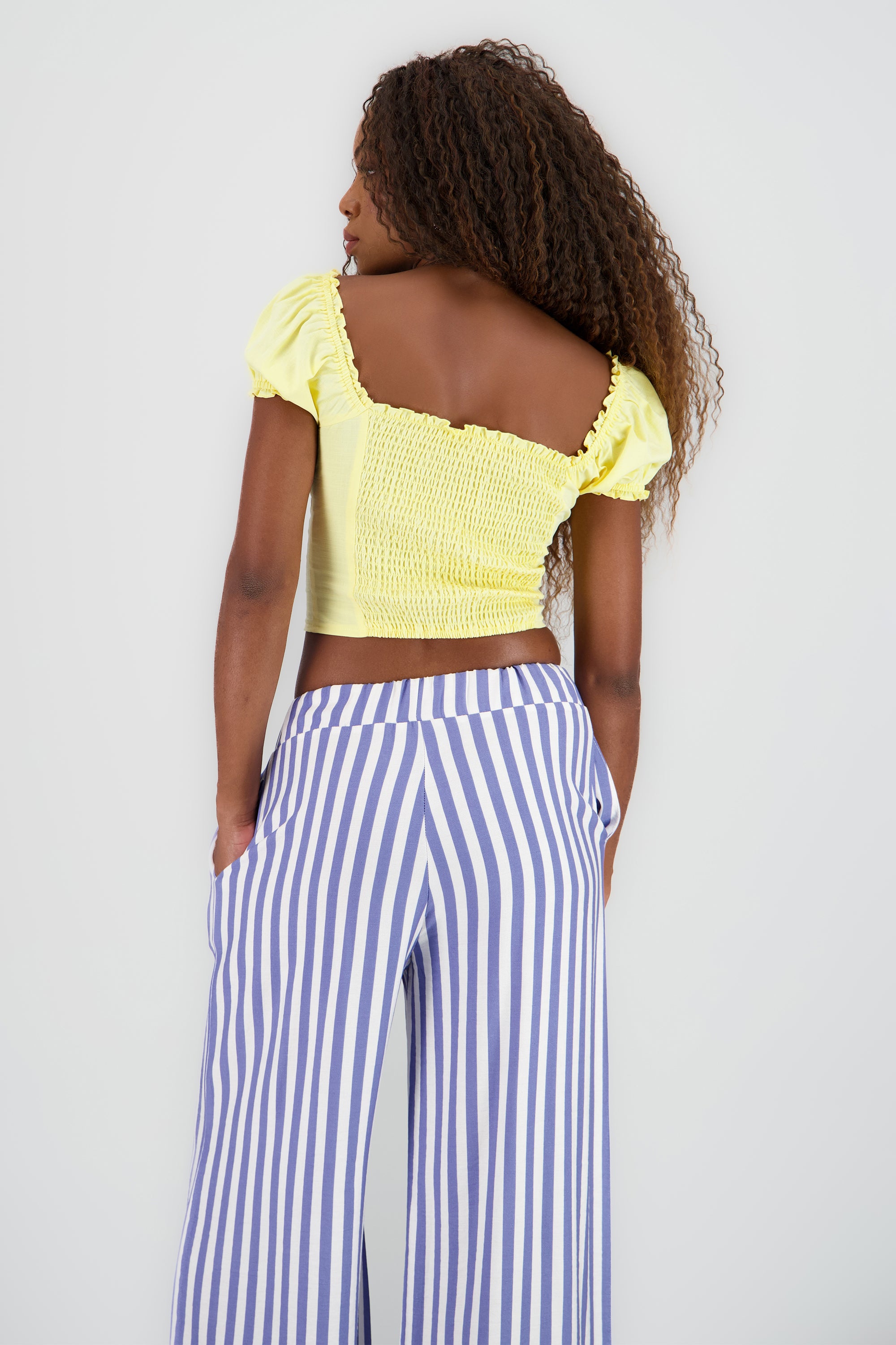 Camisa con pinzas y mangas abullonadas