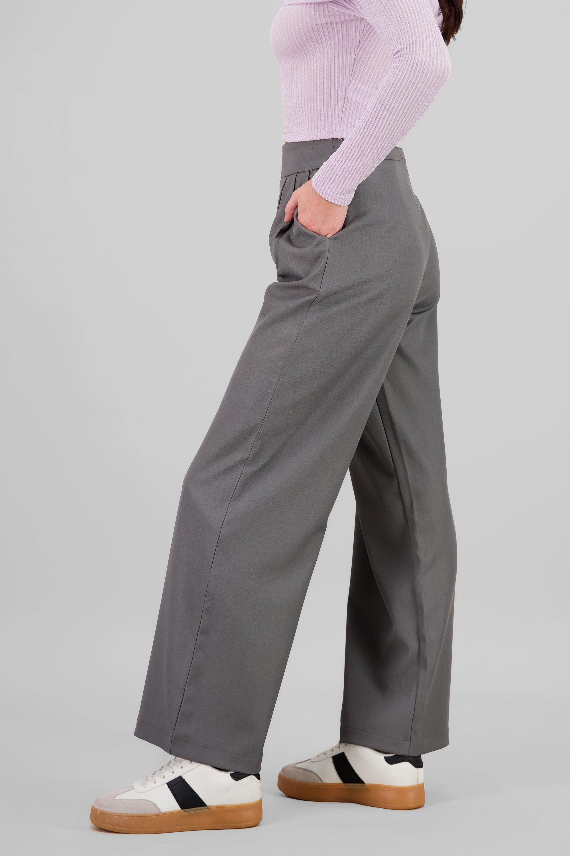 Pantalon recto detalle doble pinza bolsas GRIS