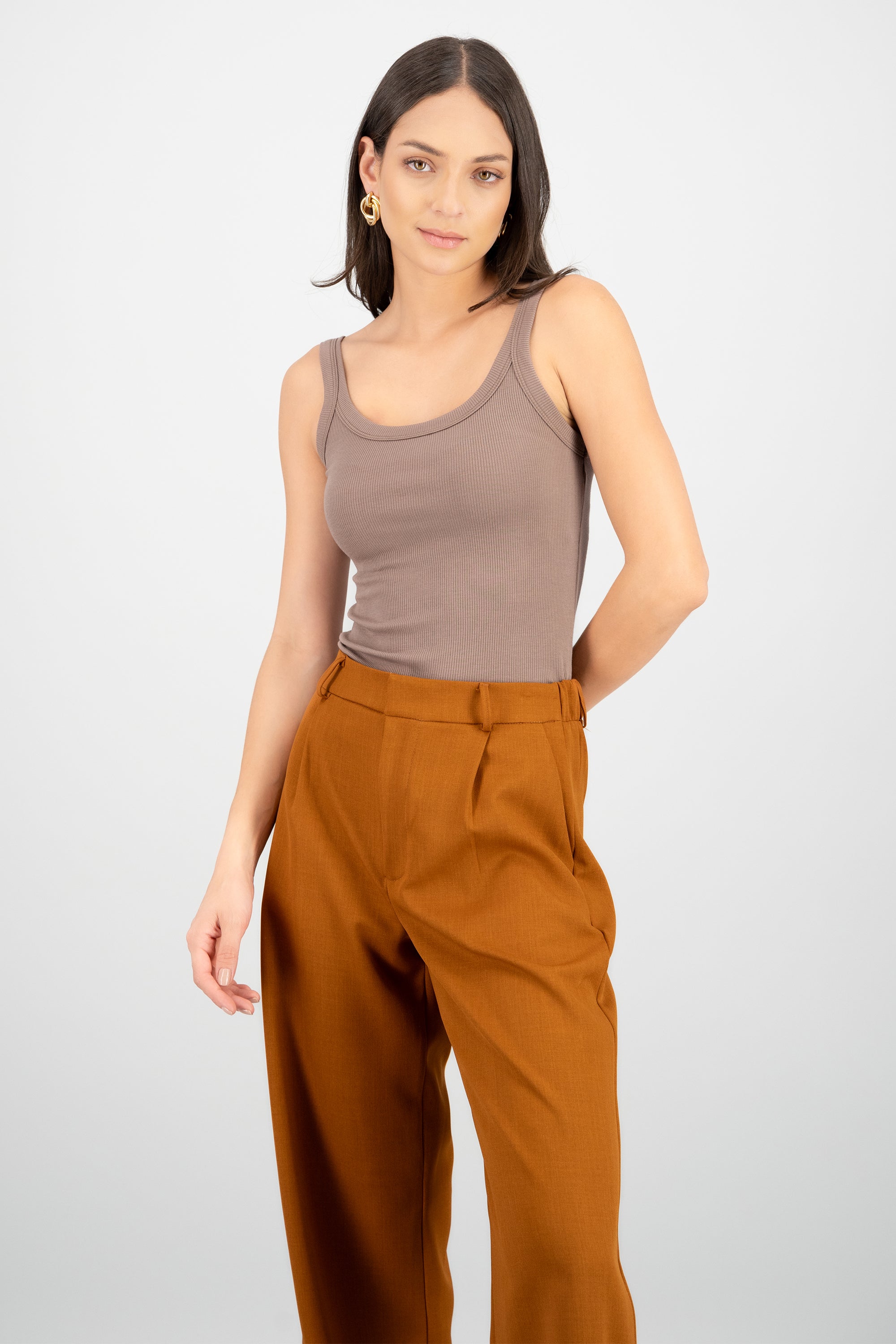 Top sin manga cuello redondo detalle rib TAUPE