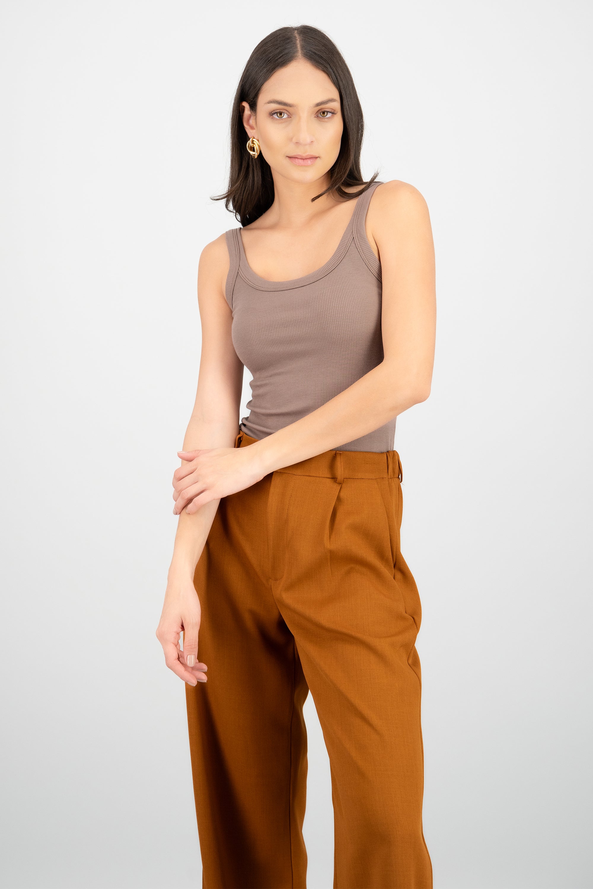 Top sin manga cuello redondo detalle rib TAUPE