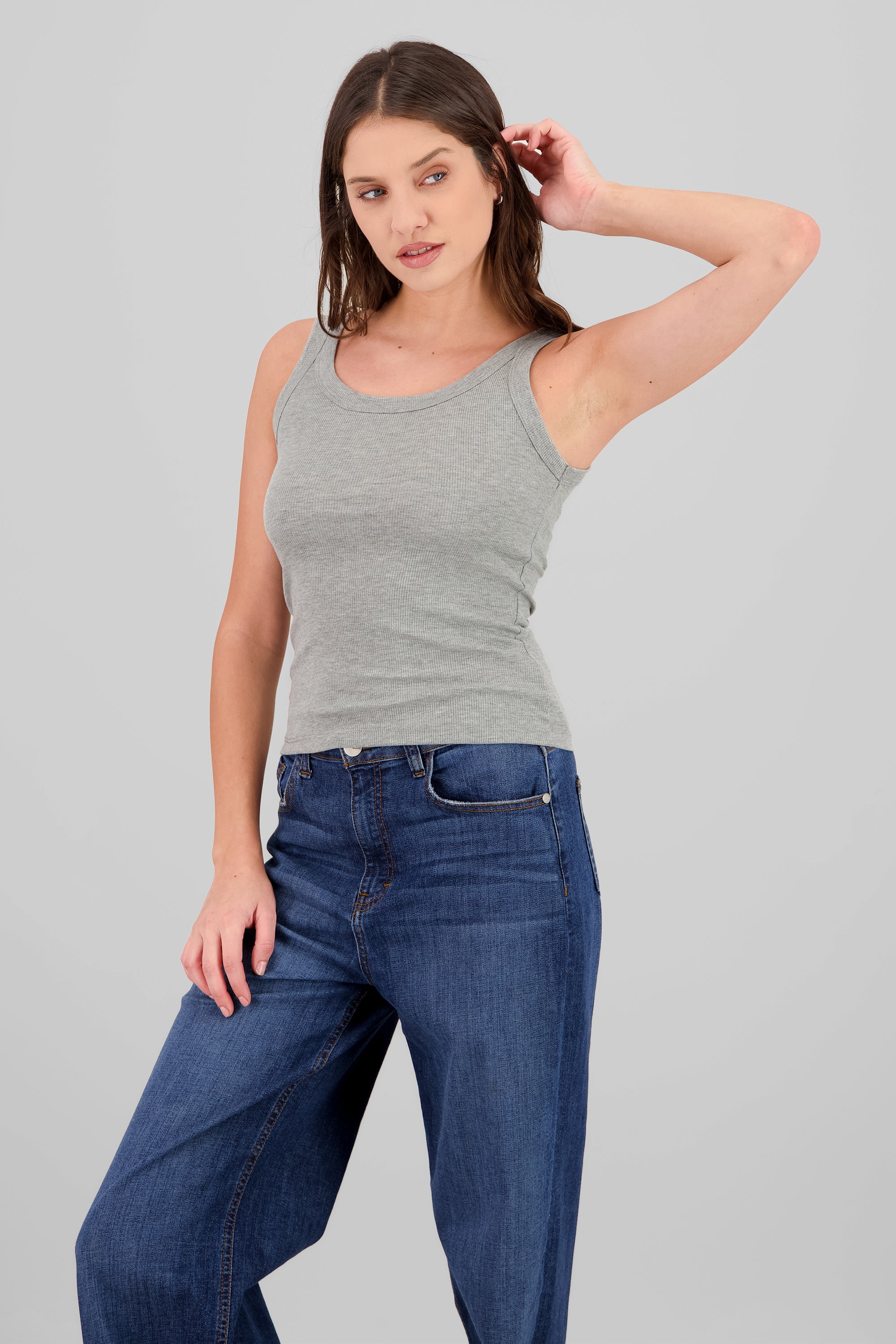 Top sin manga cuello redondo detalle rib GRIS