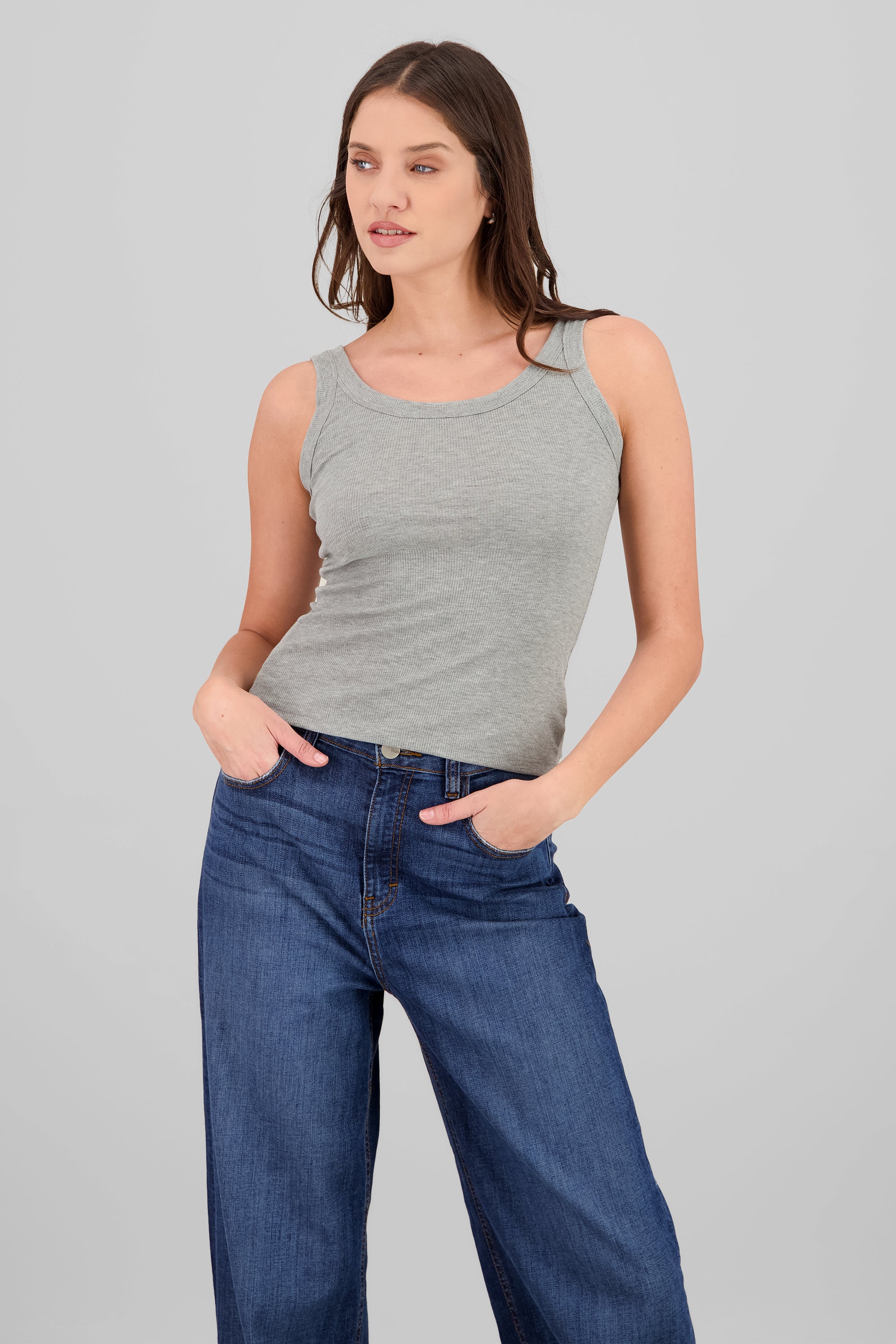 Top sin manga cuello redondo detalle rib GRIS