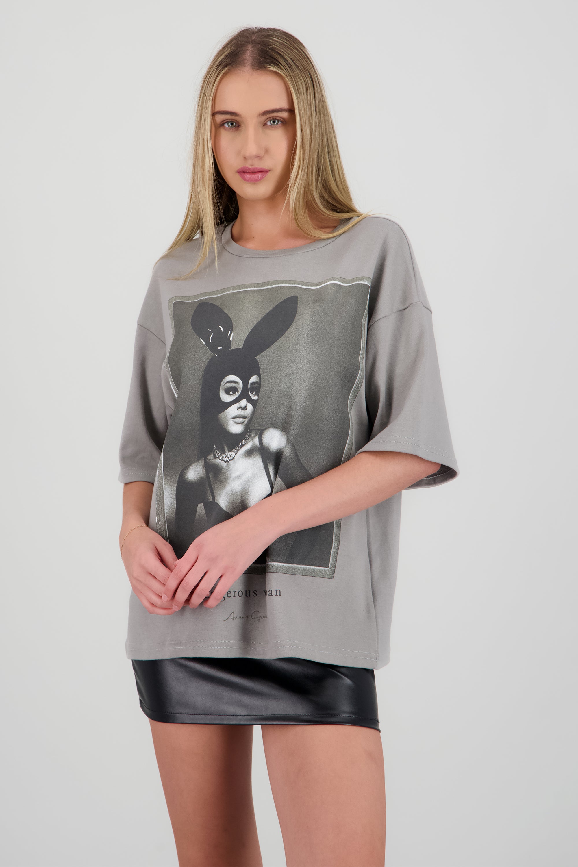 Playera Ariana Grande Dangerous woman GRIS