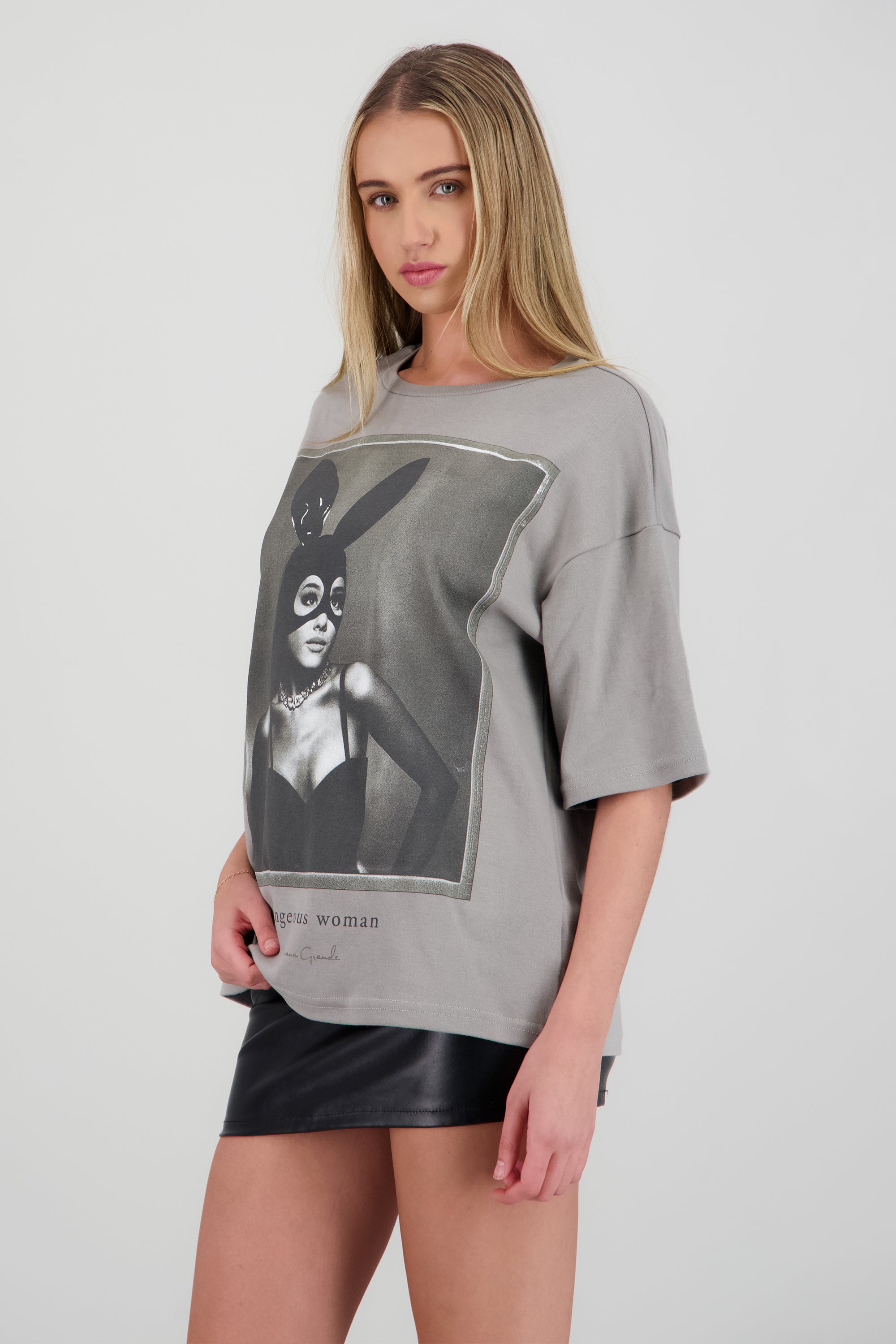 Playera Ariana Grande Dangerous woman GRIS