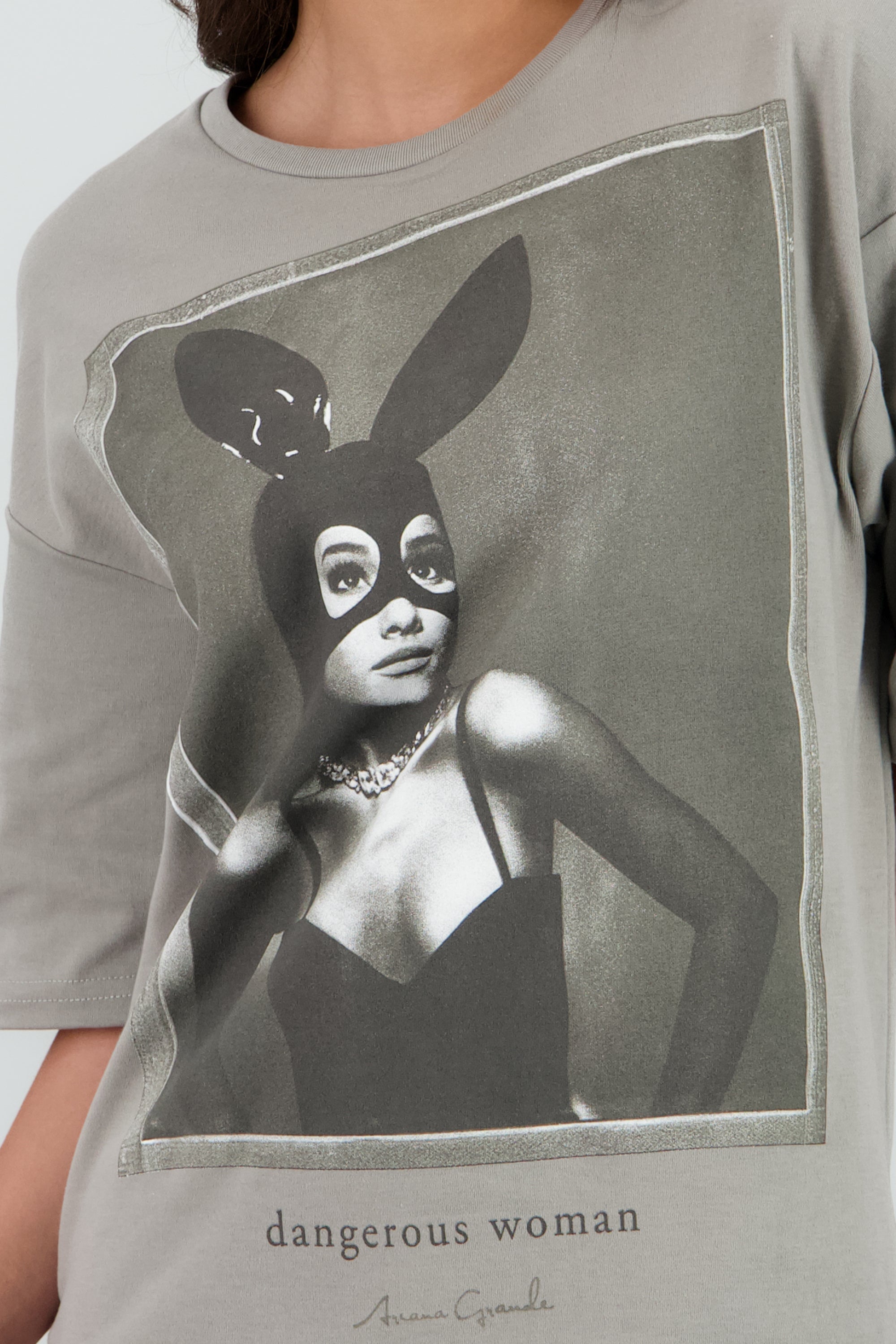 Playera Ariana Grande Dangerous woman GRIS