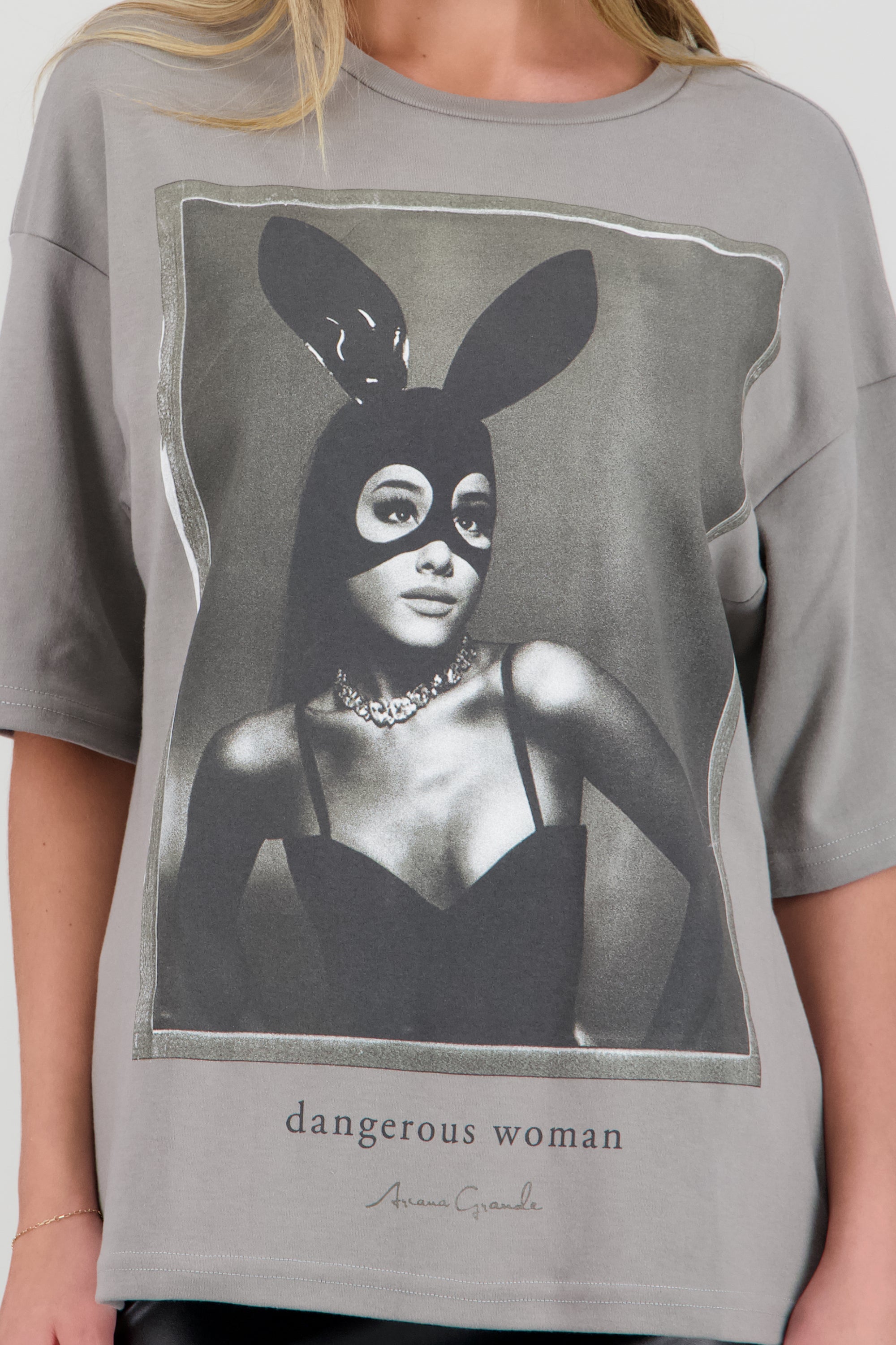 Playera Ariana Grande Dangerous woman GRIS