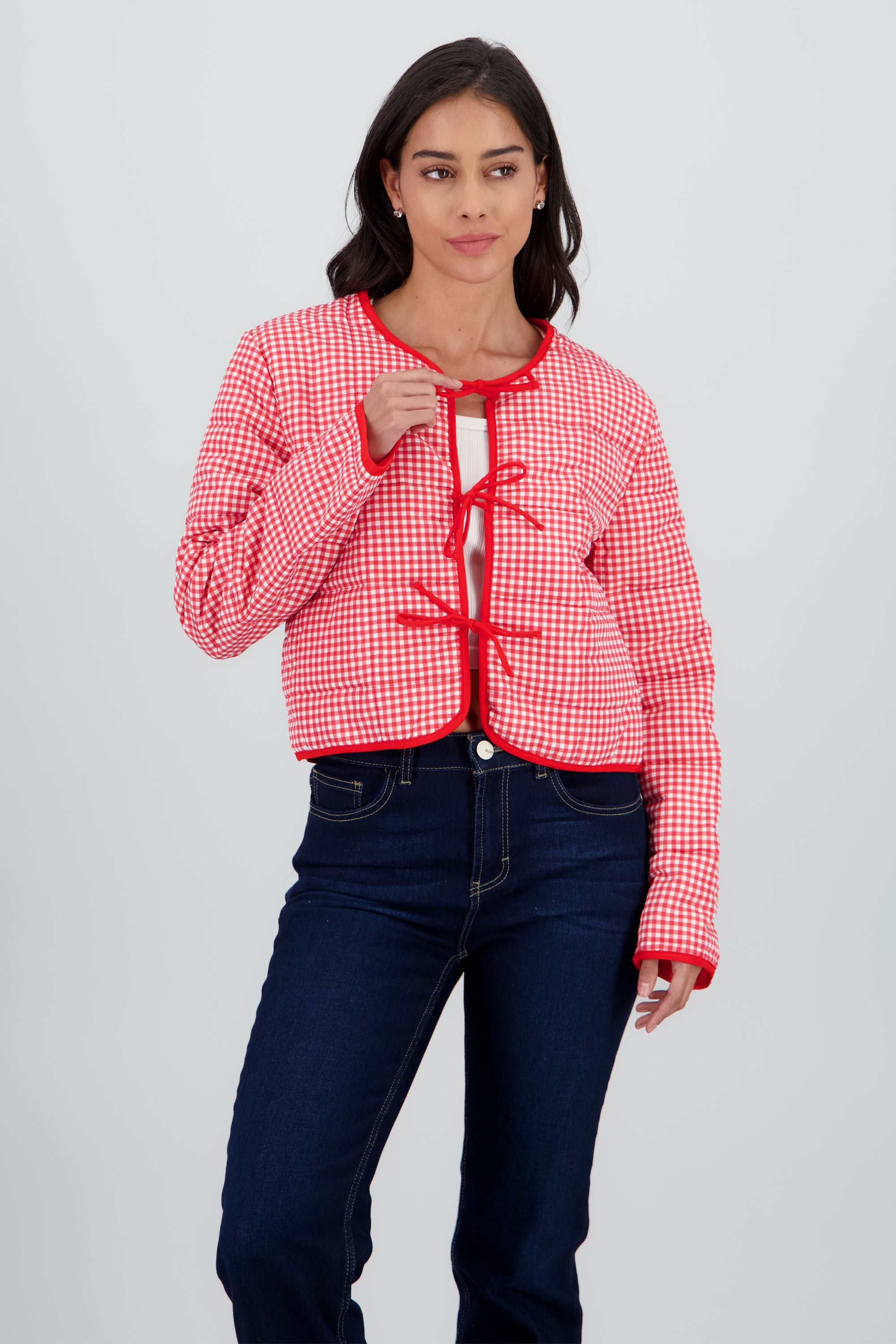 Chamarra ligera de gingham con detalle de moños ROJO COMBO