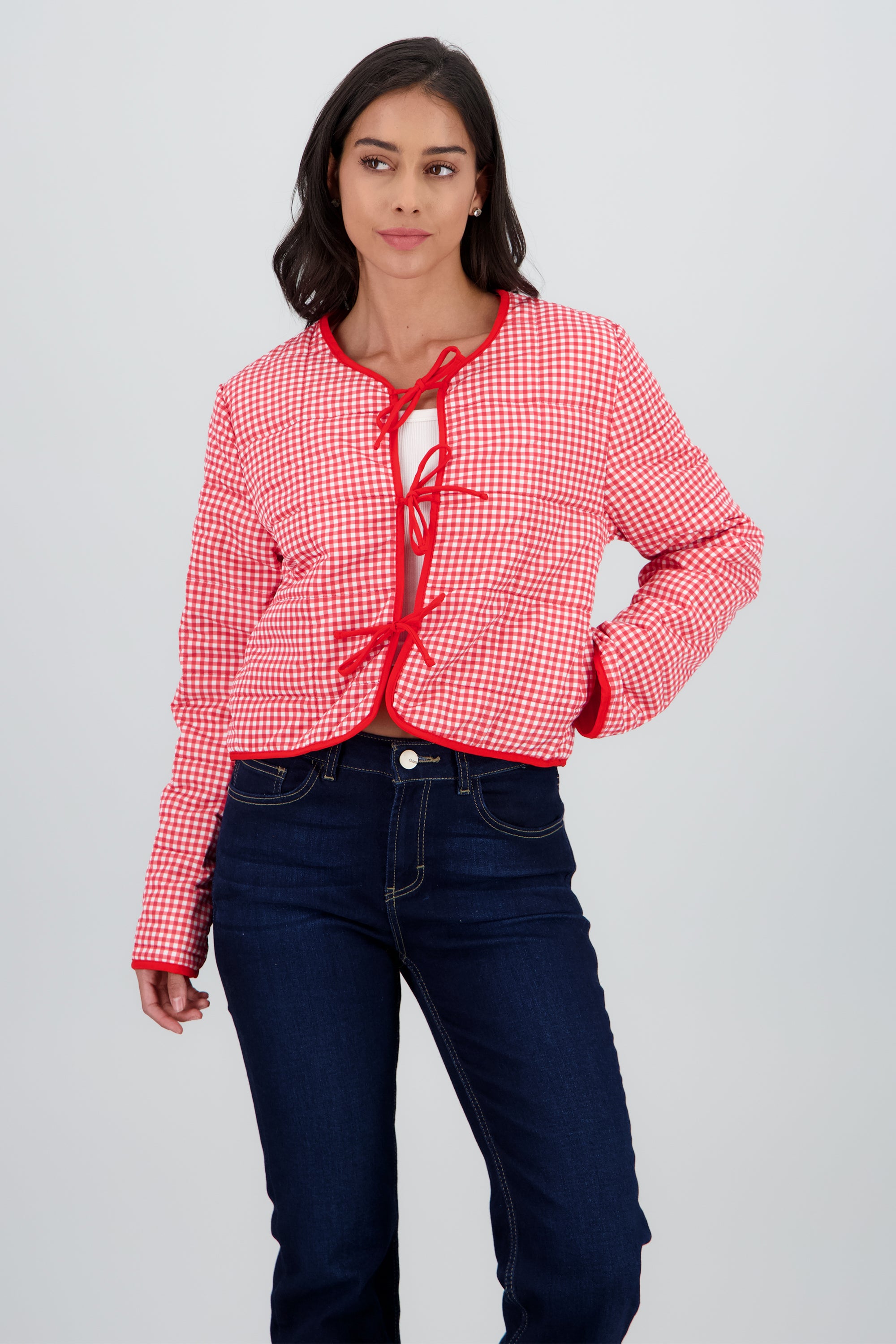 Chamarra ligera de gingham con detalle de moños ROJO COMBO