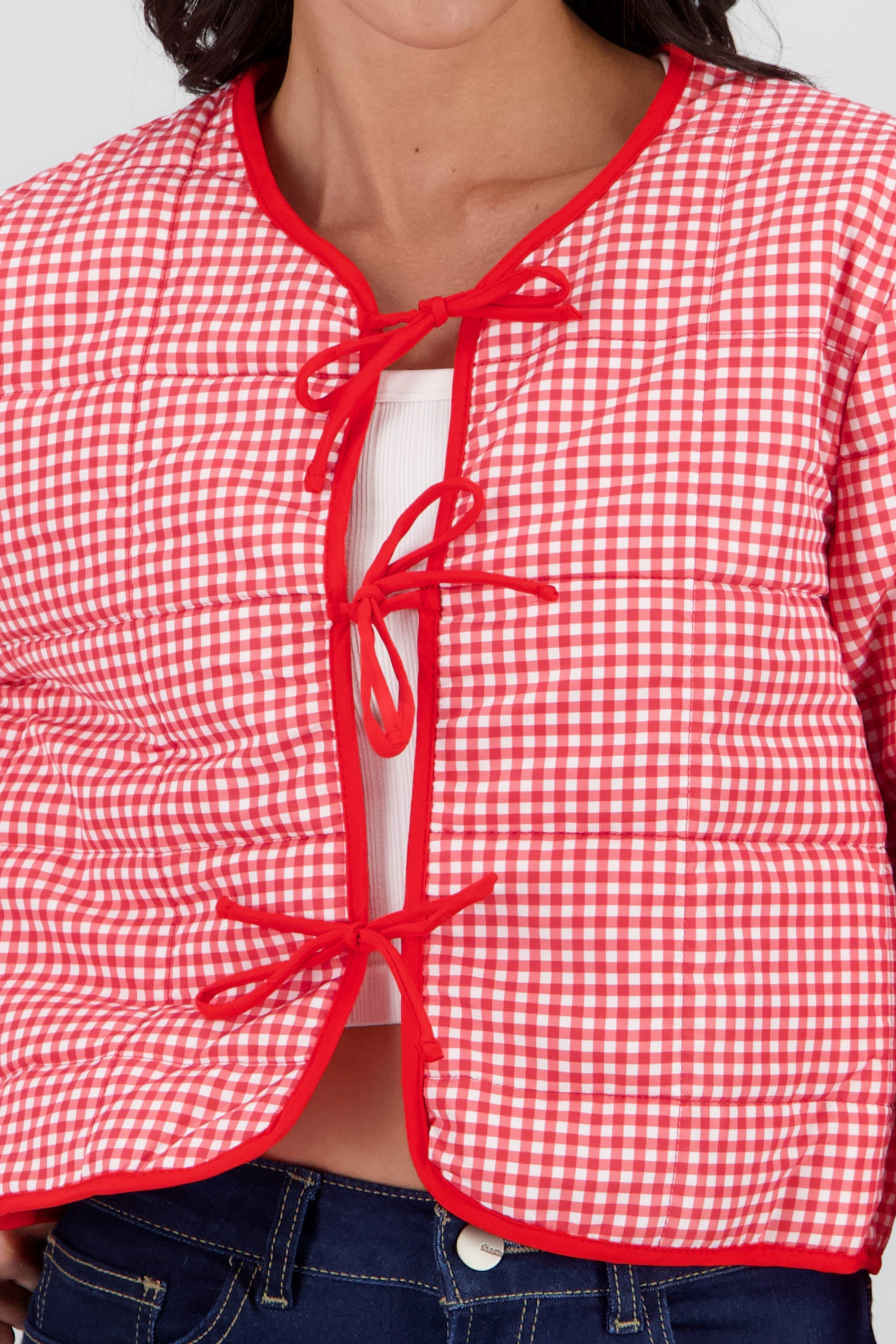 Chamarra ligera de gingham con detalle de moños ROJO COMBO