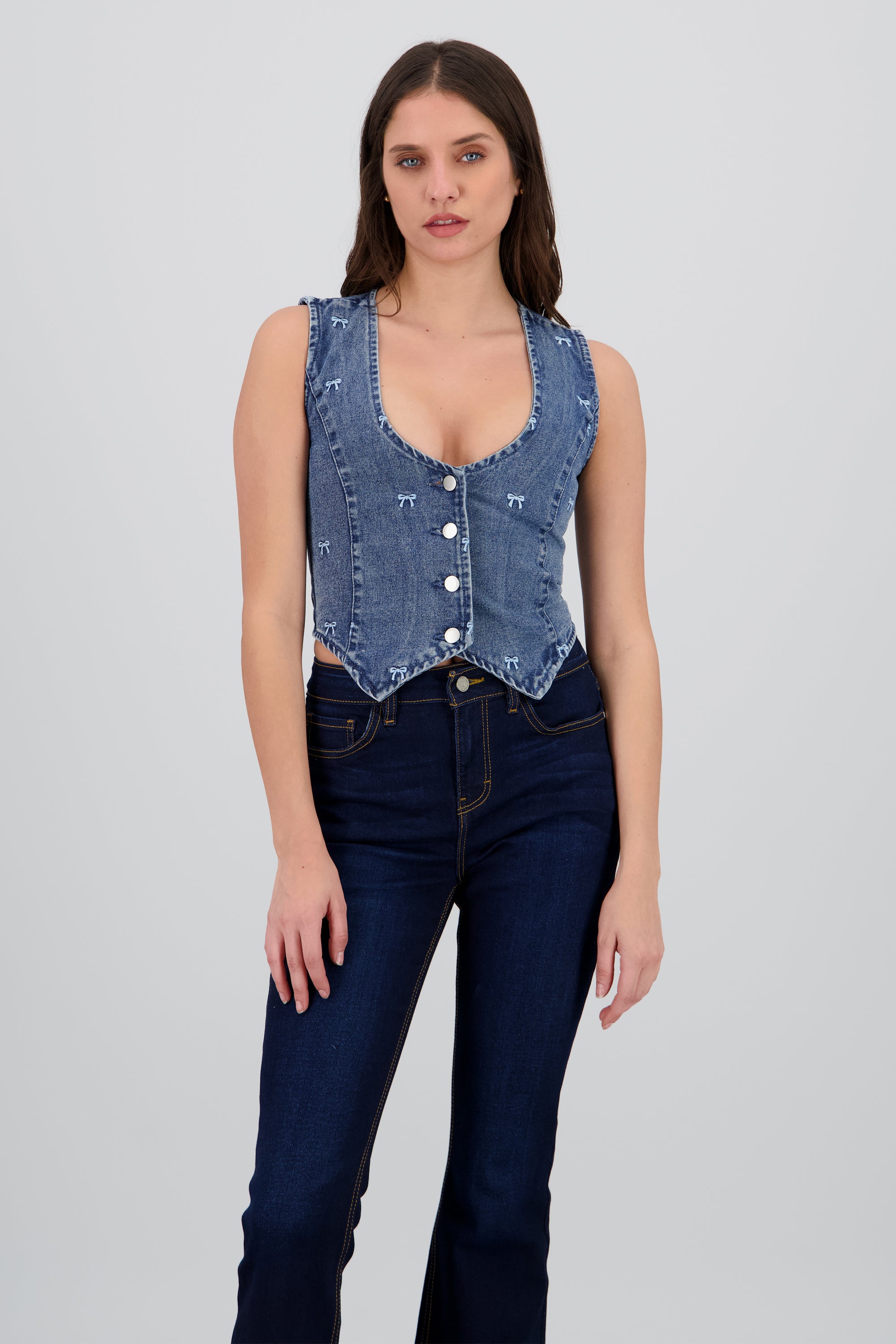 Chaleco de denim con bordado de moños DARK WASH