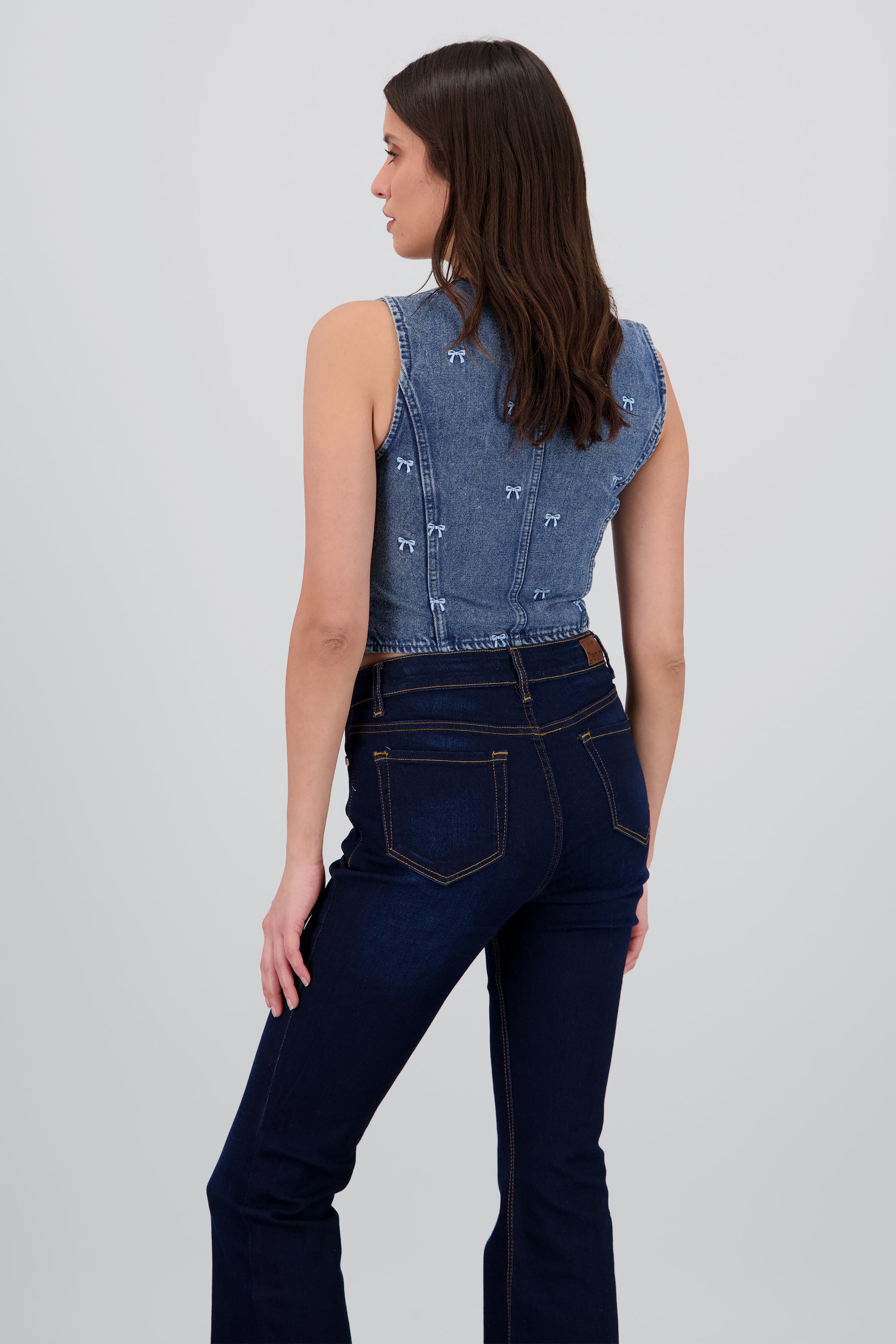 Chaleco de denim con bordado de moños DARK WASH