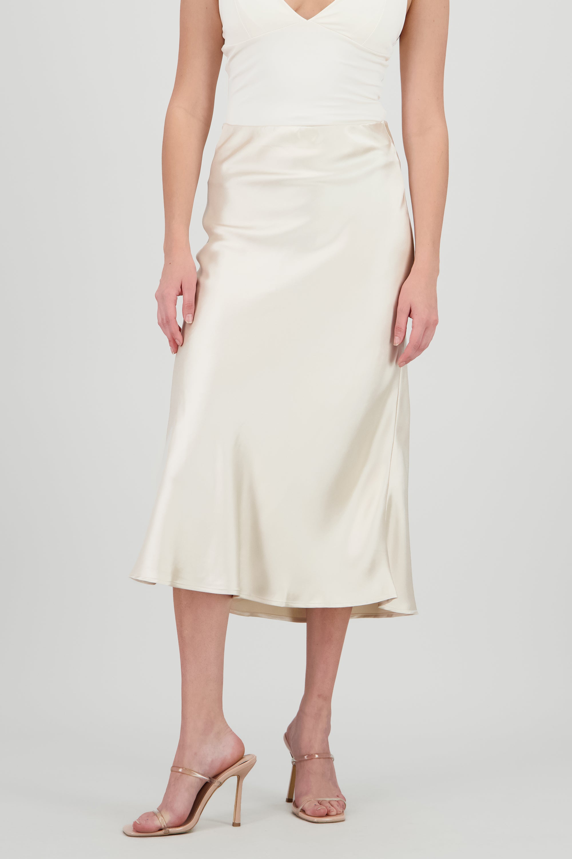 Falda satinada midi lisa CREMA