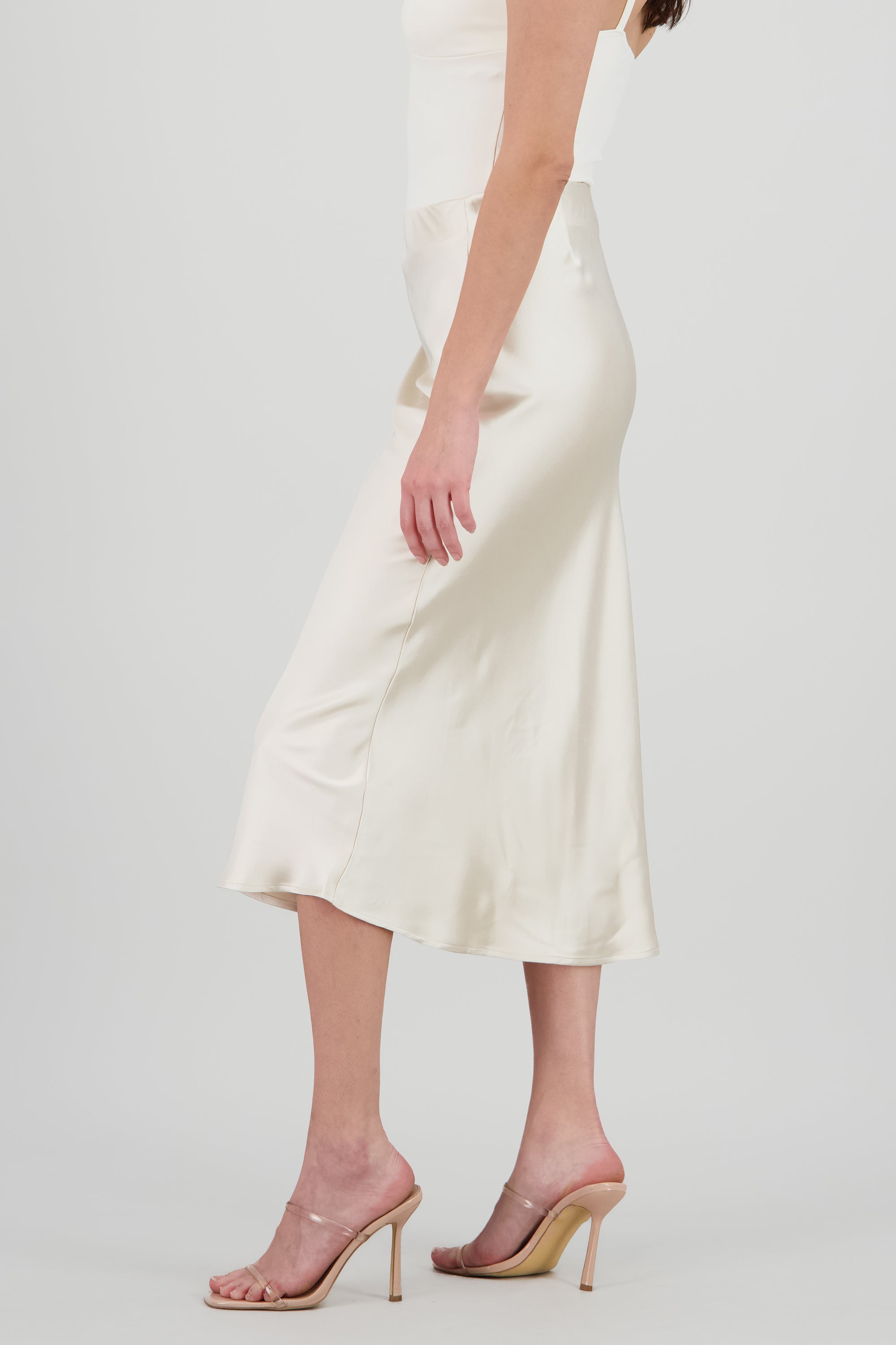 Falda satinada midi lisa CREMA