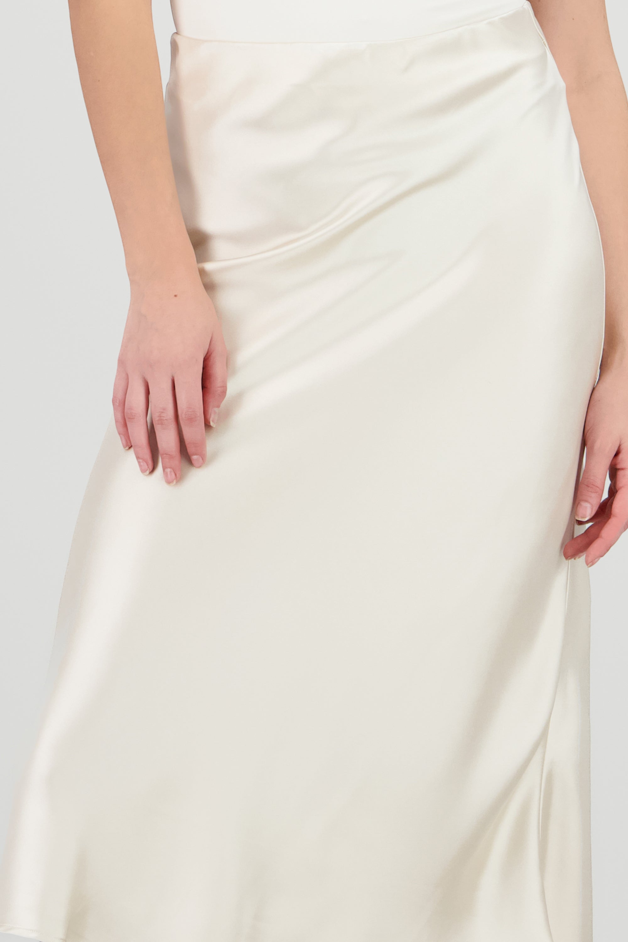 Falda satinada midi lisa CREMA