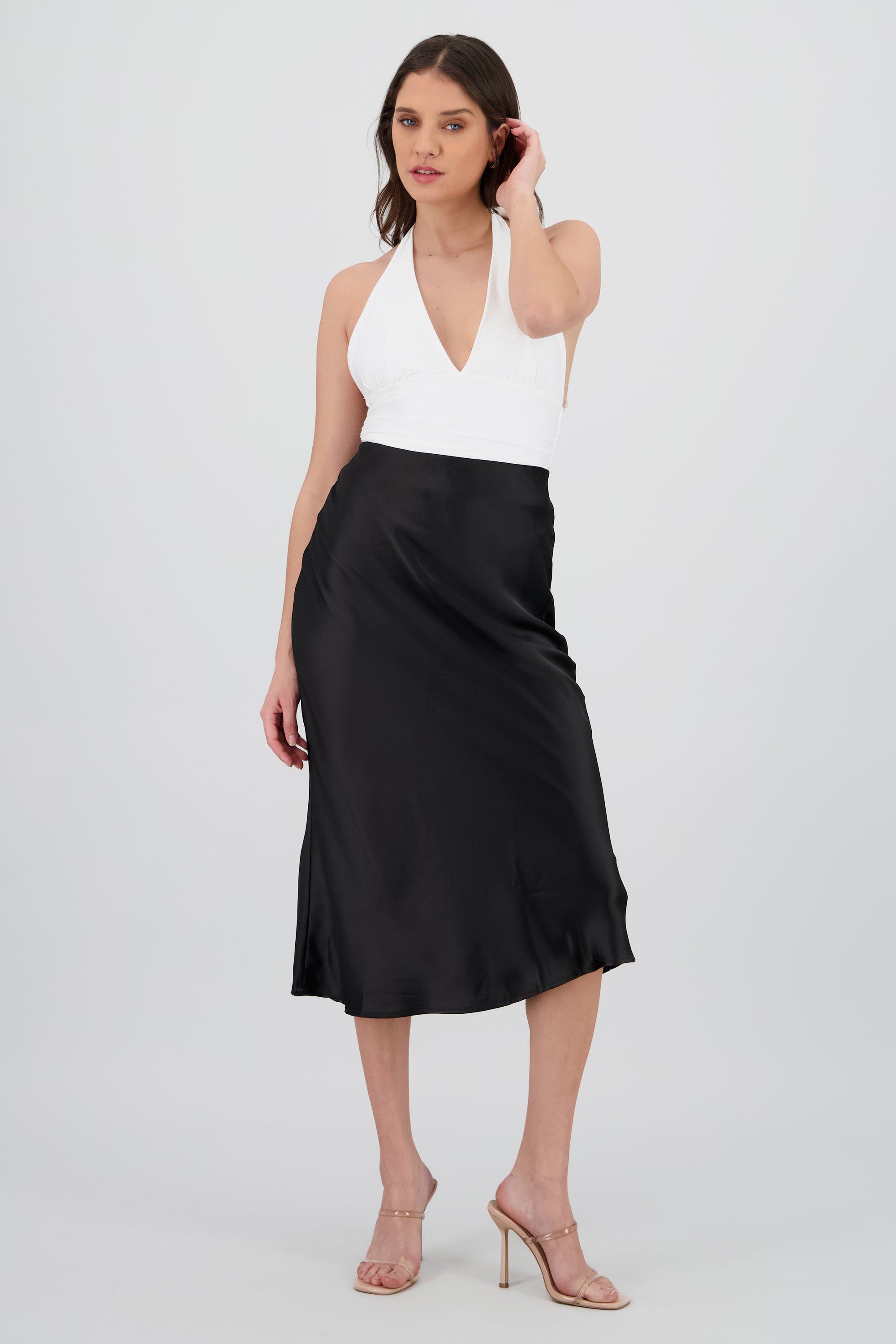Falda satinada midi lisa NEGRO