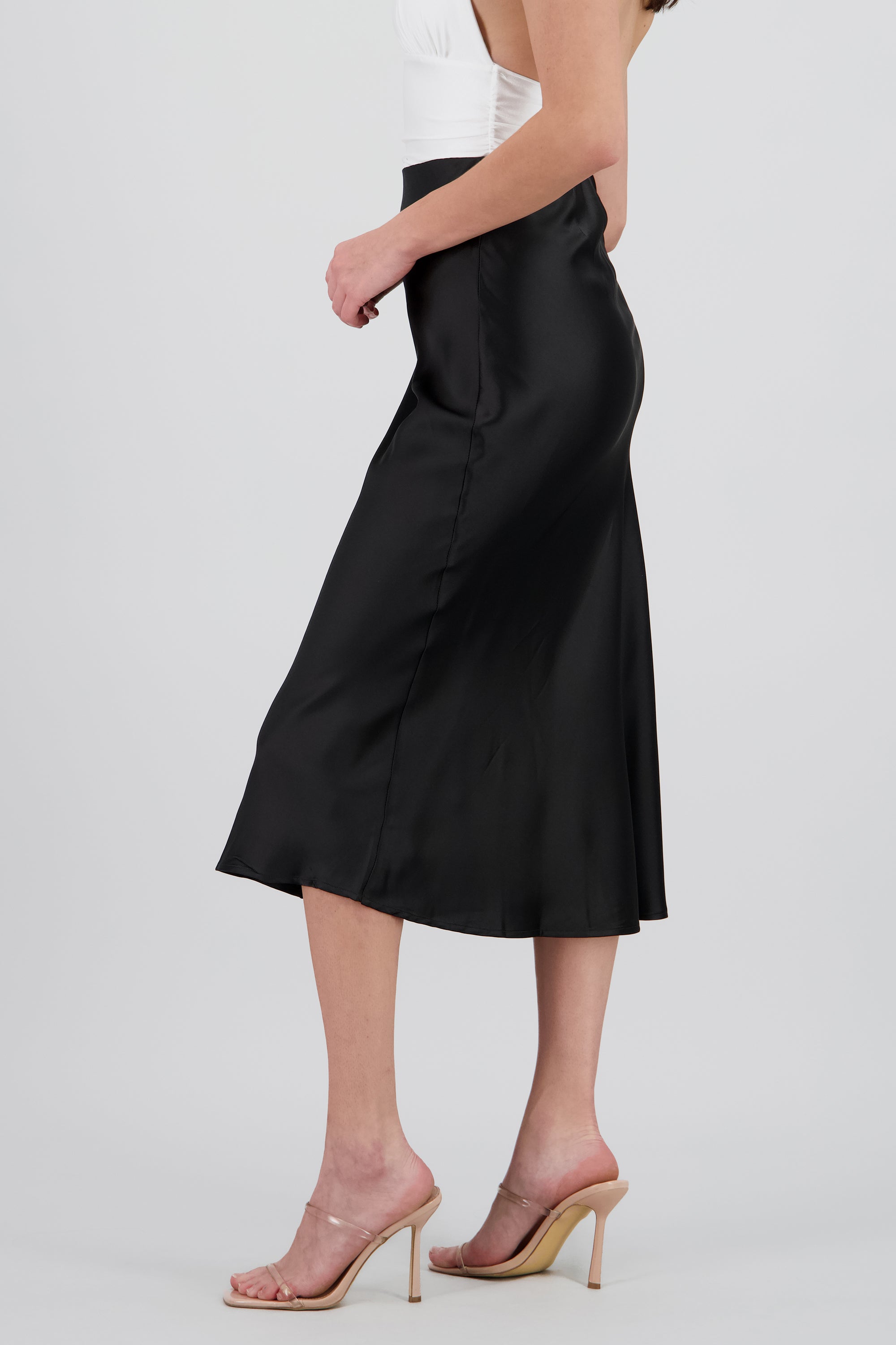 Falda satinada midi lisa NEGRO