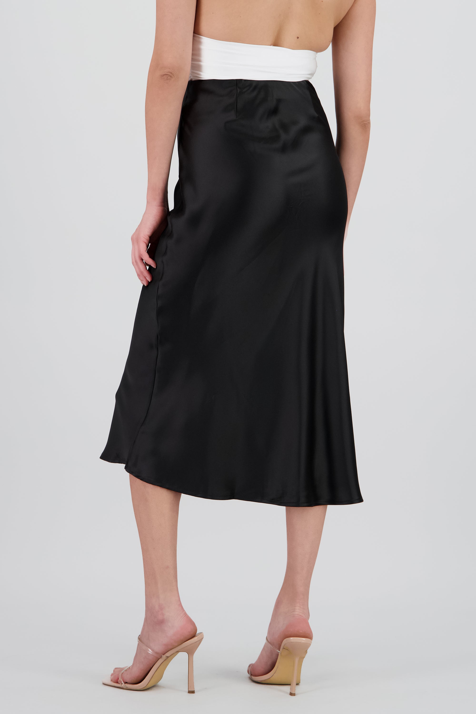 Falda satinada midi lisa NEGRO