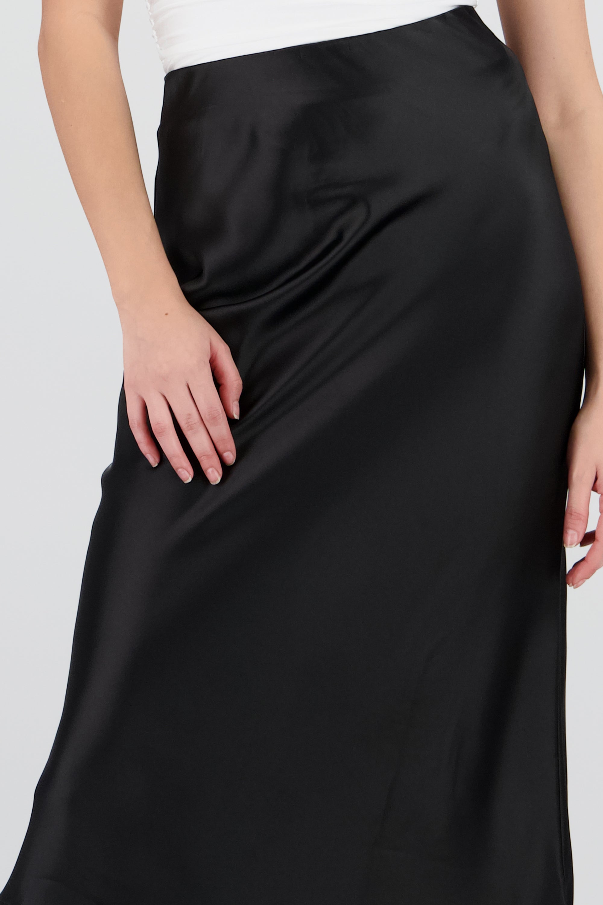 Falda satinada midi lisa NEGRO
