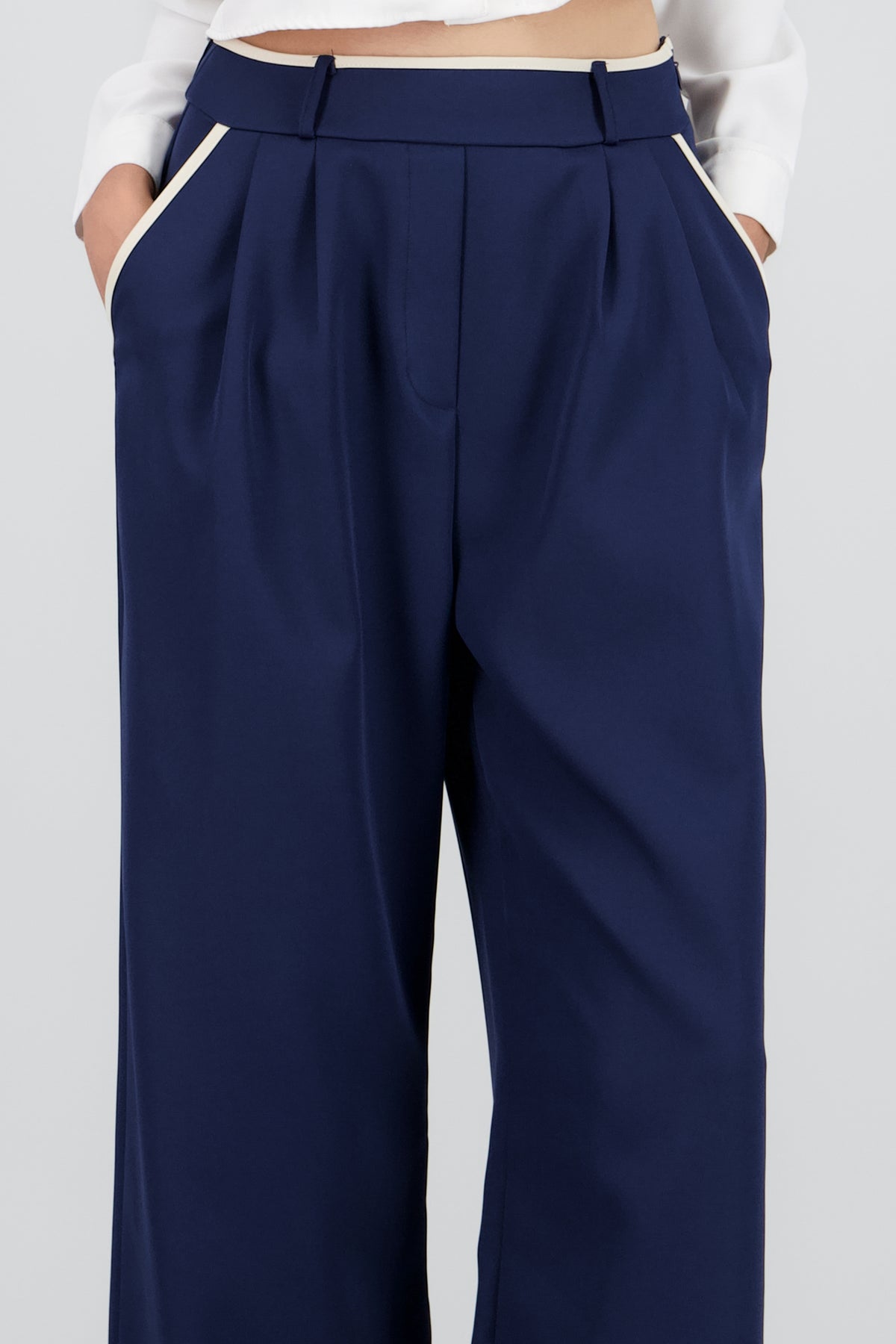 Pantalon sastre con pinza detalle contraste Hyp