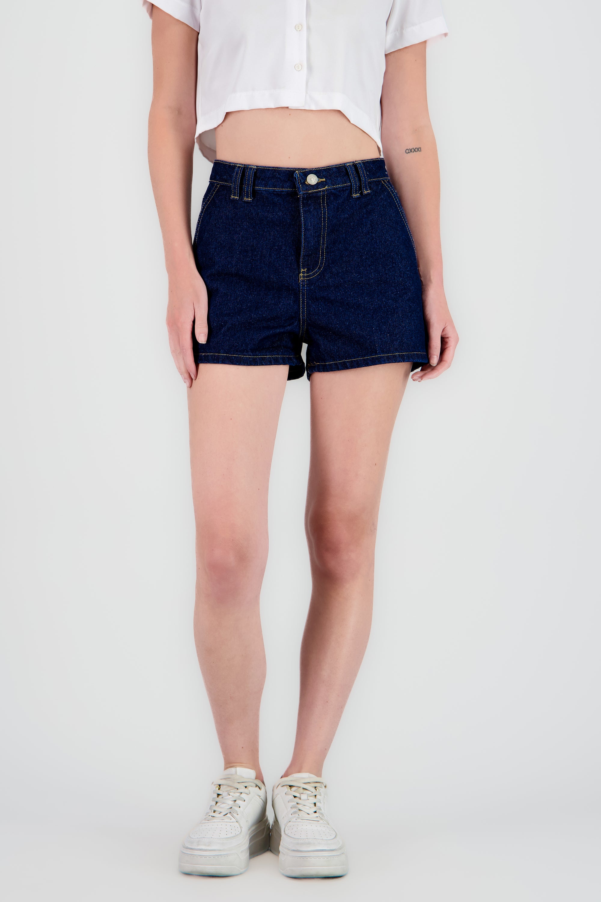 Short liso bolsas diagonal INDIGO