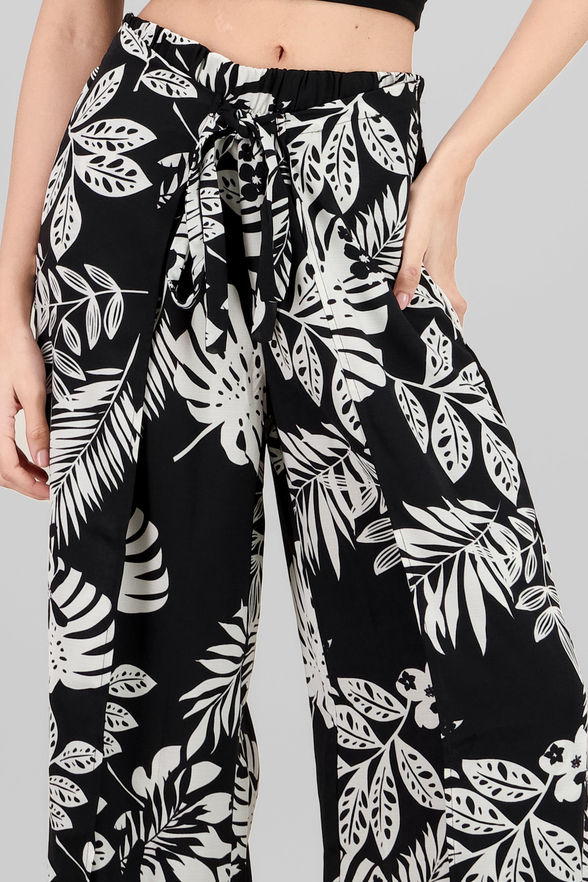 PANTALONES DETALLE TROPICAL NEGRO