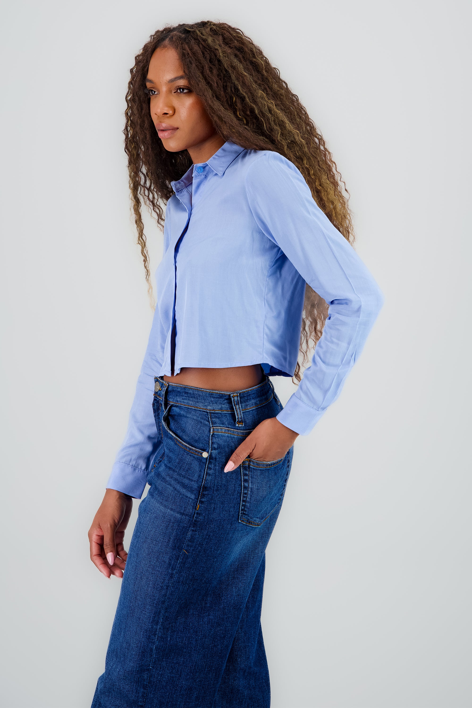 Camisa crop detalle abertura espalda AZUL CIELO