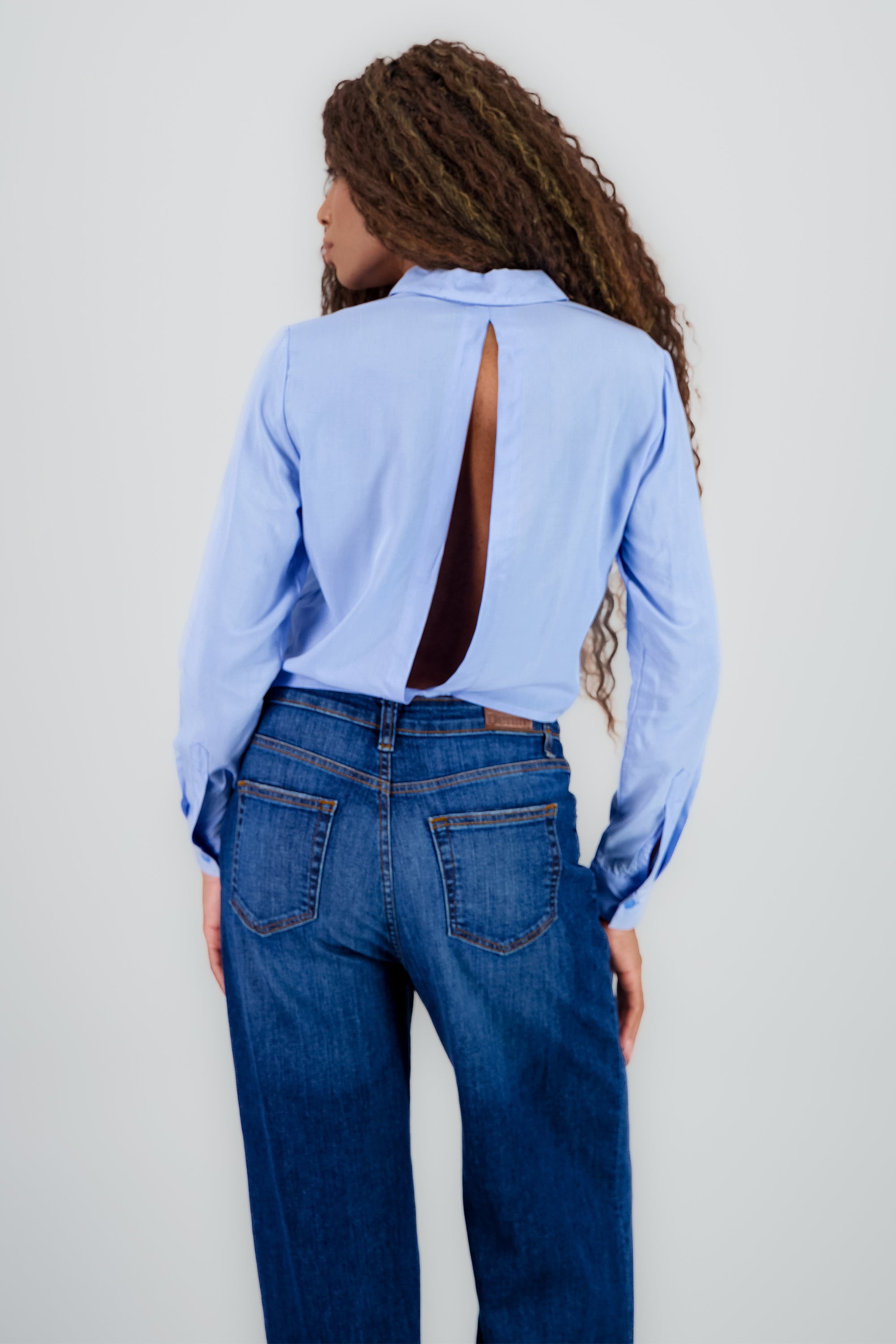 Camisa crop detalle abertura espalda